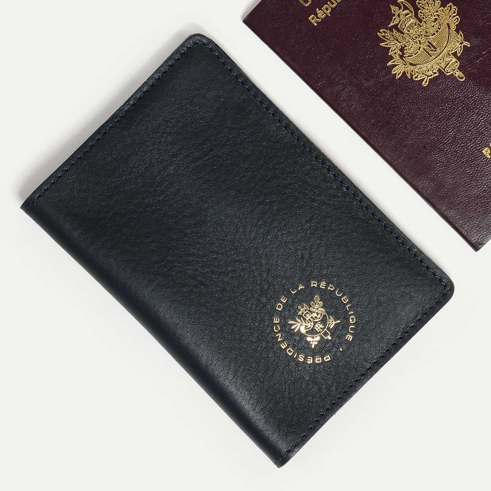 Porte passeport SAMBA - Bleu de Chauffe x Élysée / Bleu Caban (image n°3)