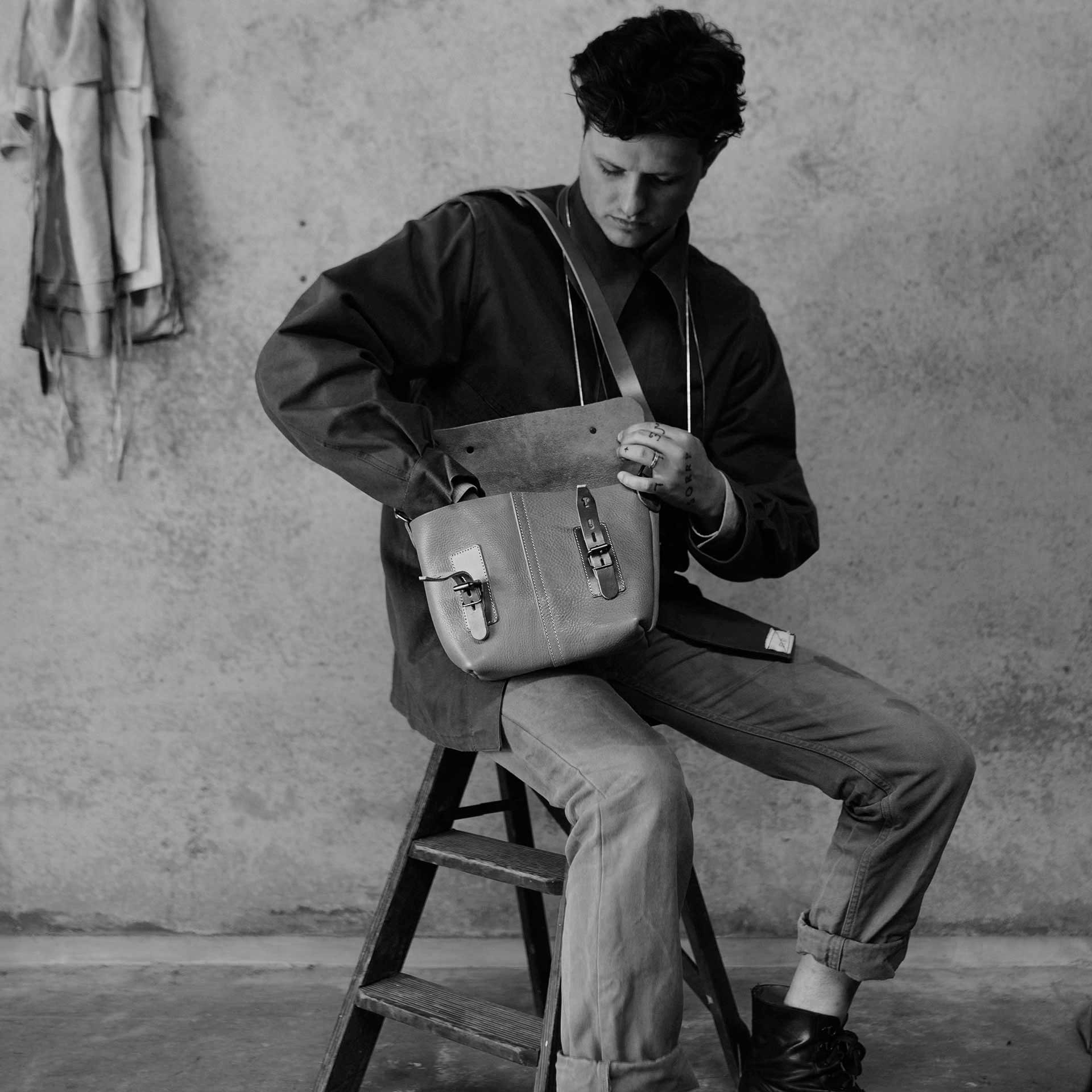 Sac besace Louis - Charbon (image n°6)