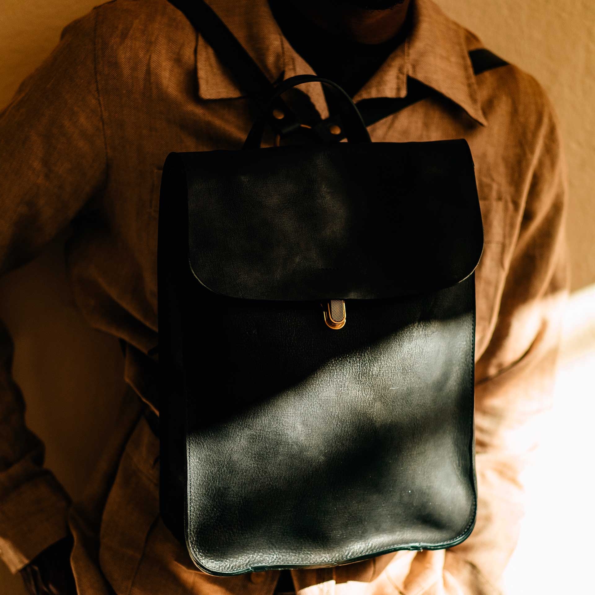 Puncho leather backpack WAX - Charcoal black / Waxed Leather (image n°6)
