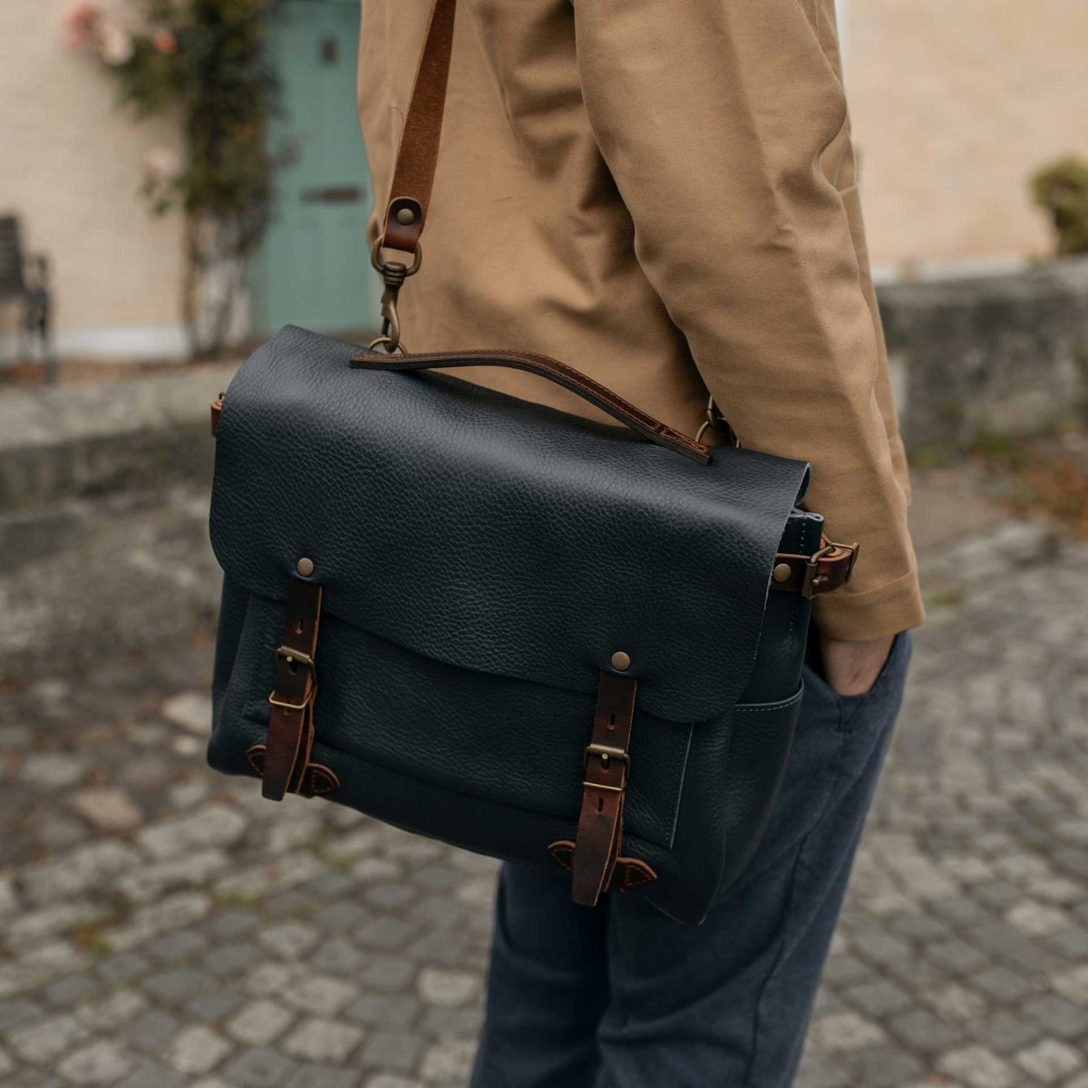 Postman bag Éclair M - Navy blue/Pain brûlé - Messenger bag - Made in ...