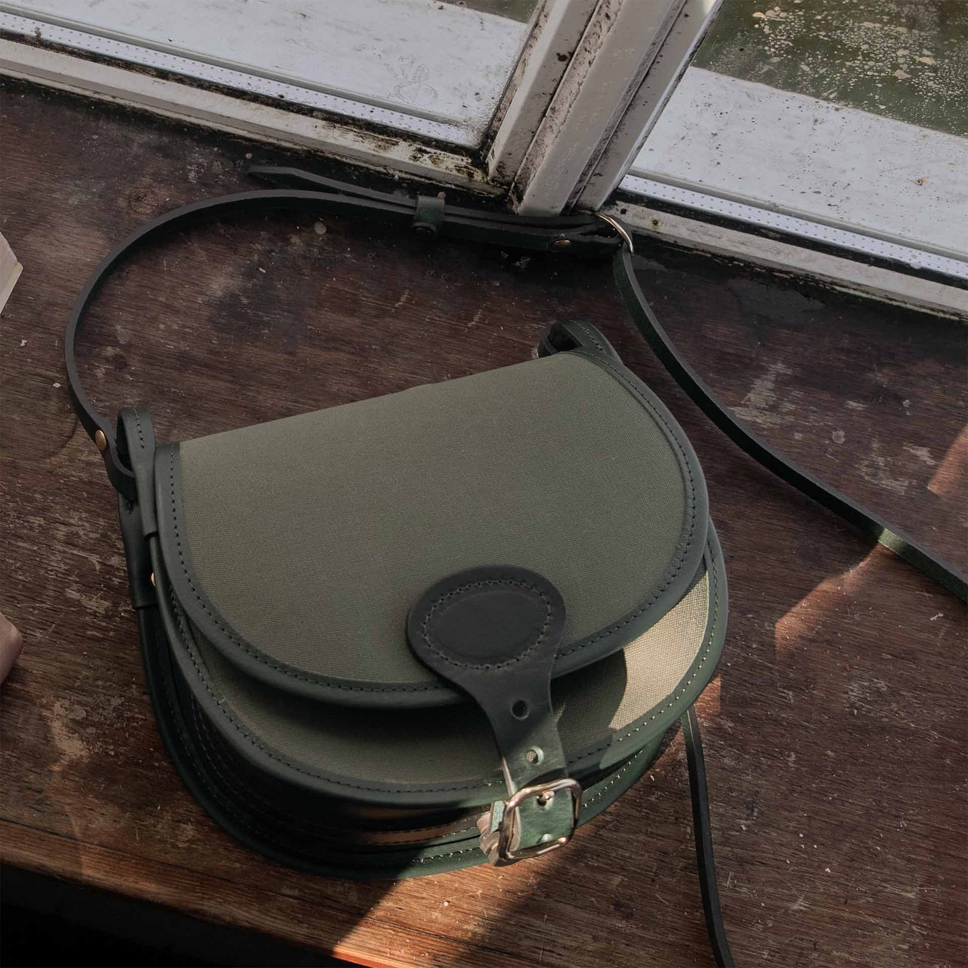 Jagdtasche Diane M -  Flechtengrün / Canvas und Leder (image n°9)
