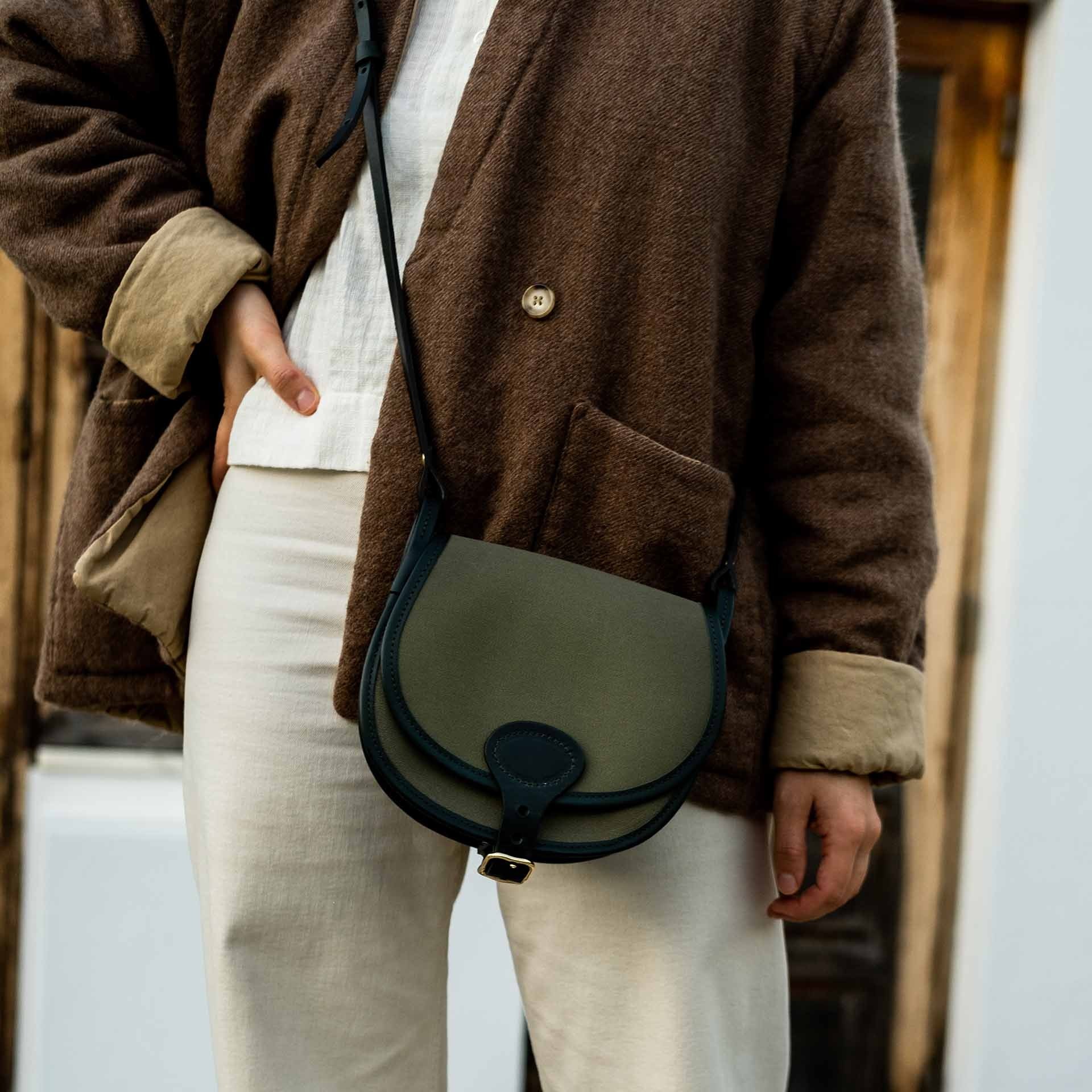 Jagdtasche Diane M -  Flechtengrün / Canvas und Leder (image n°6)