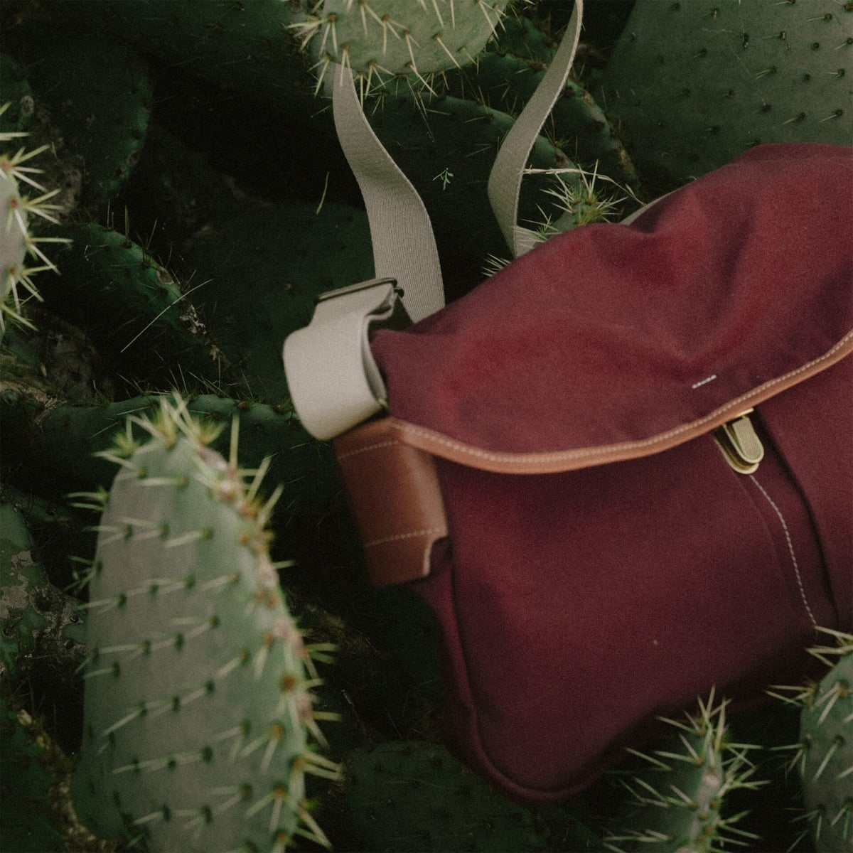 Léon messenger bag - Cardinal red (image n°7)