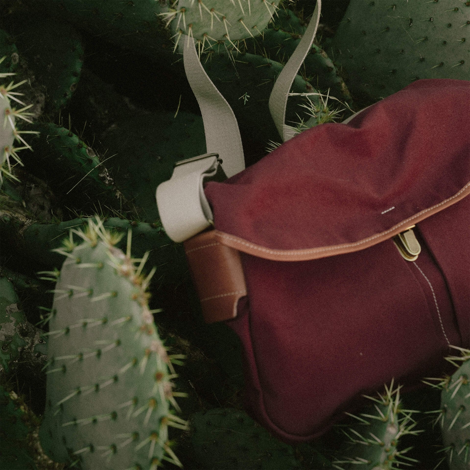 Léon messenger bag - Cardinal red (image n°7)