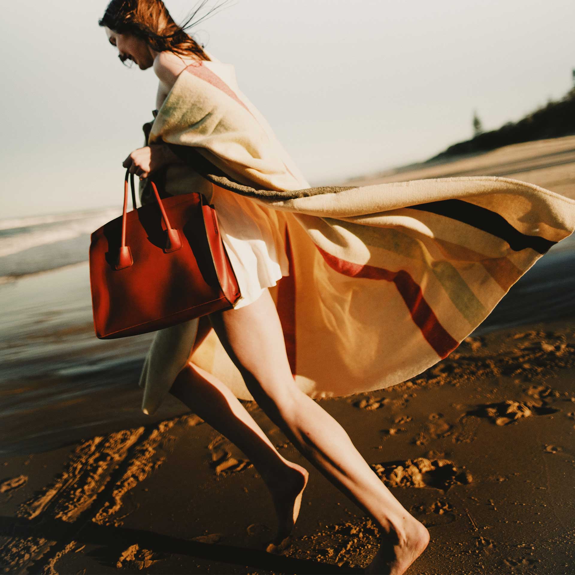 une femme sur la plage porte le cabas en cuir "Dalva"