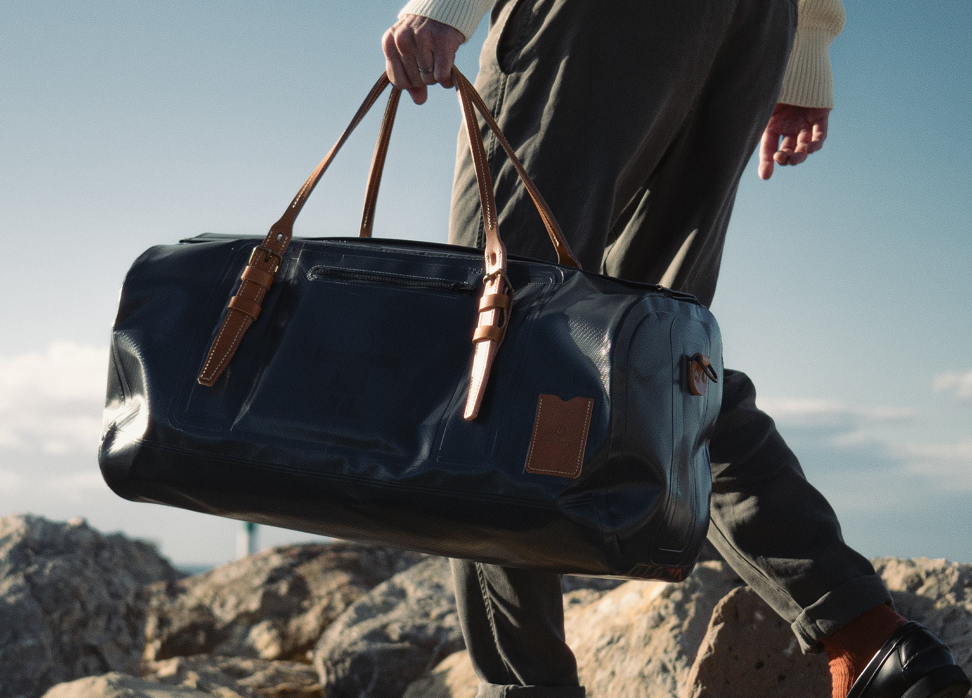 Gros plan sur le sac de la collaboration Bleu de Chauffe X Guy Cotten