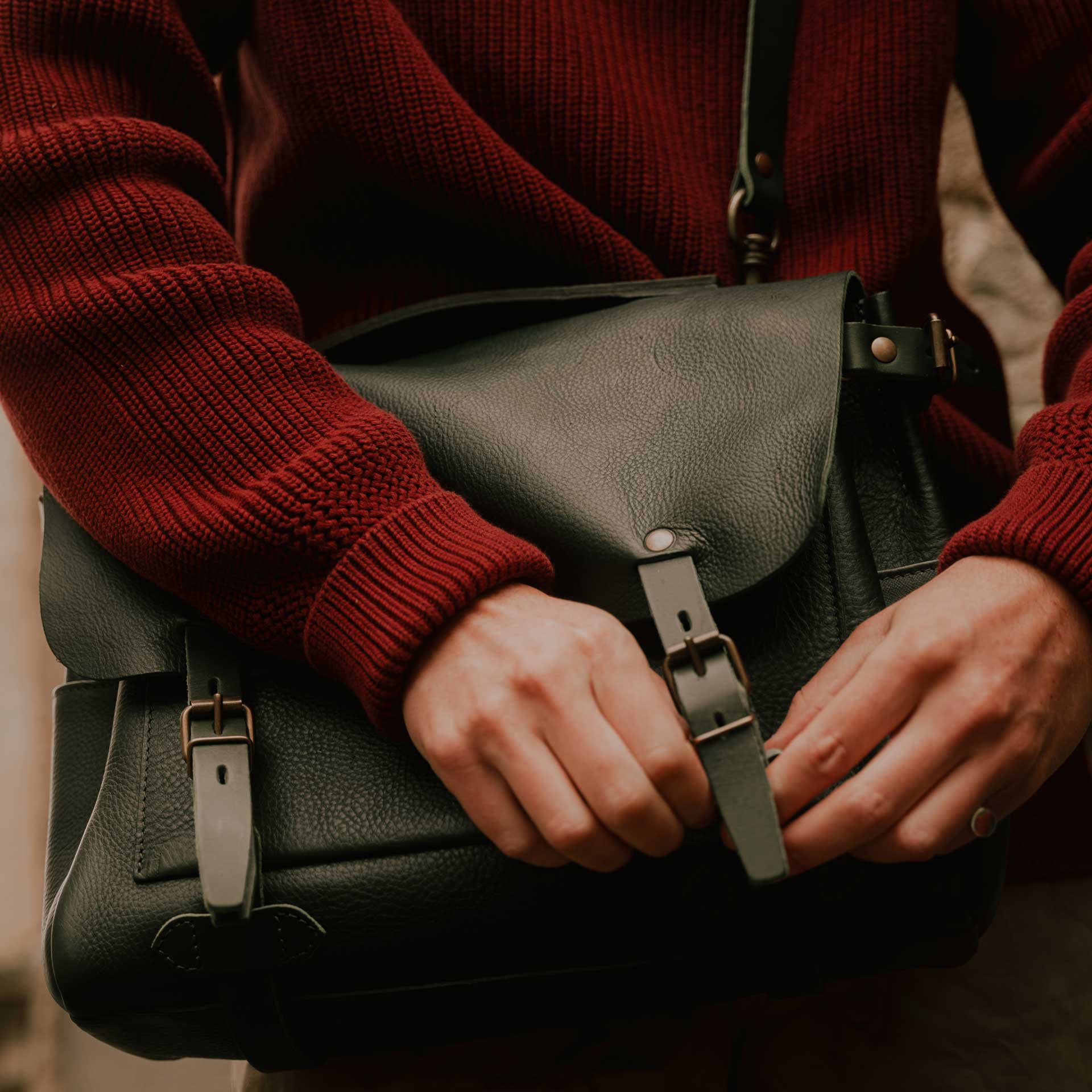 Gros plan sur le sac homme "Eclair - Vert"