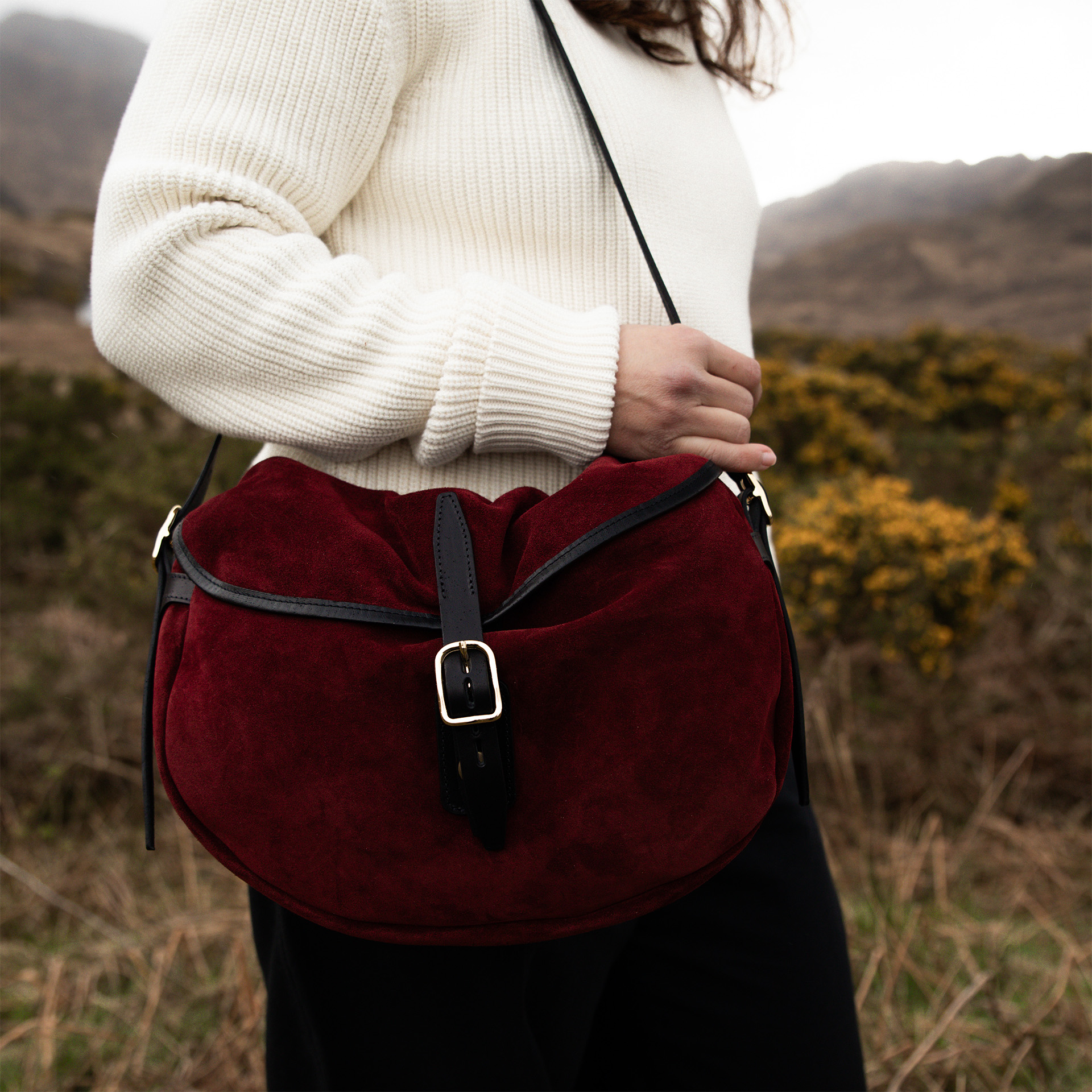 Sac suede rouge bordeaux porté épaule