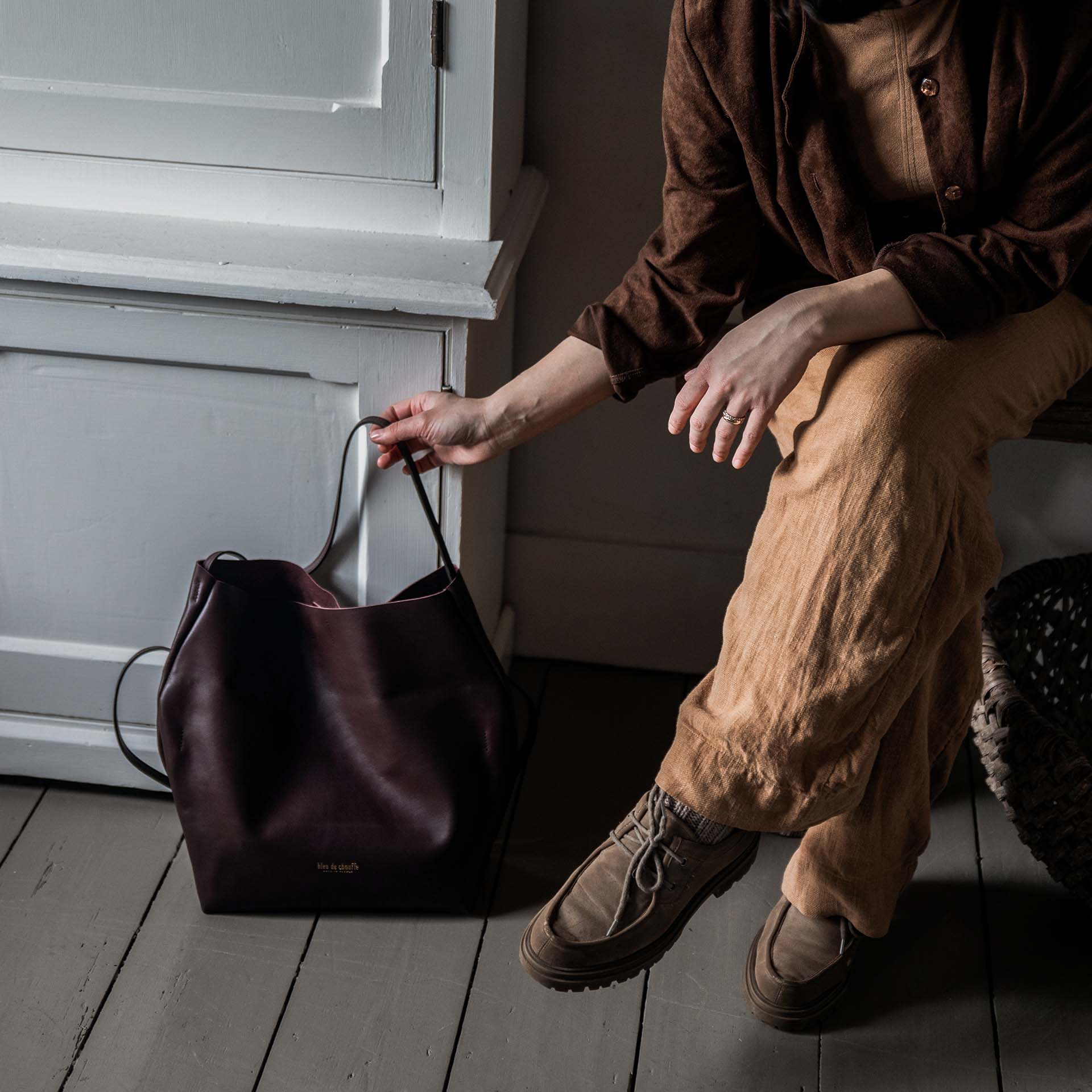 Zoom sur le sac en cuir Mission en interieur