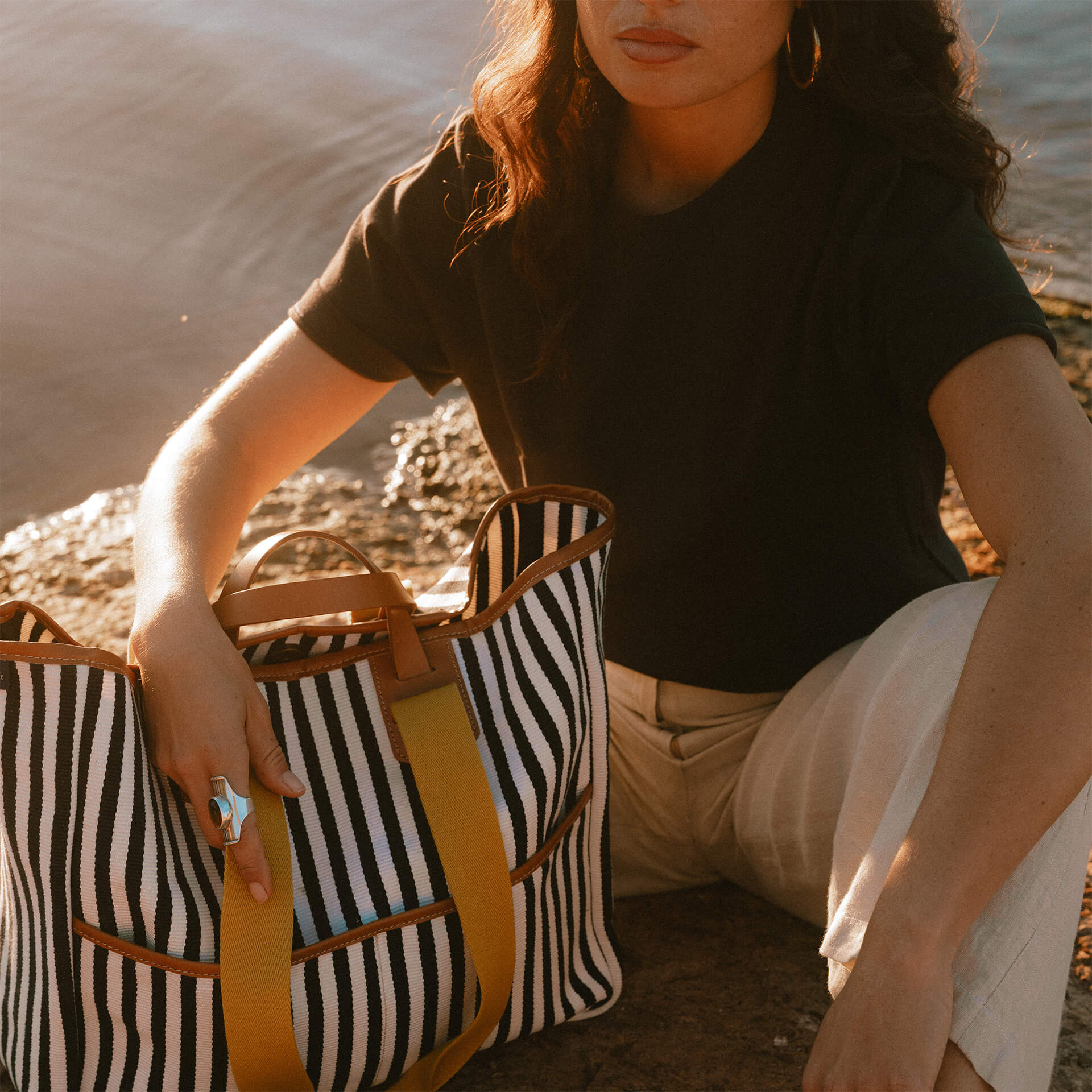 A women and her Meline tote-bag.
