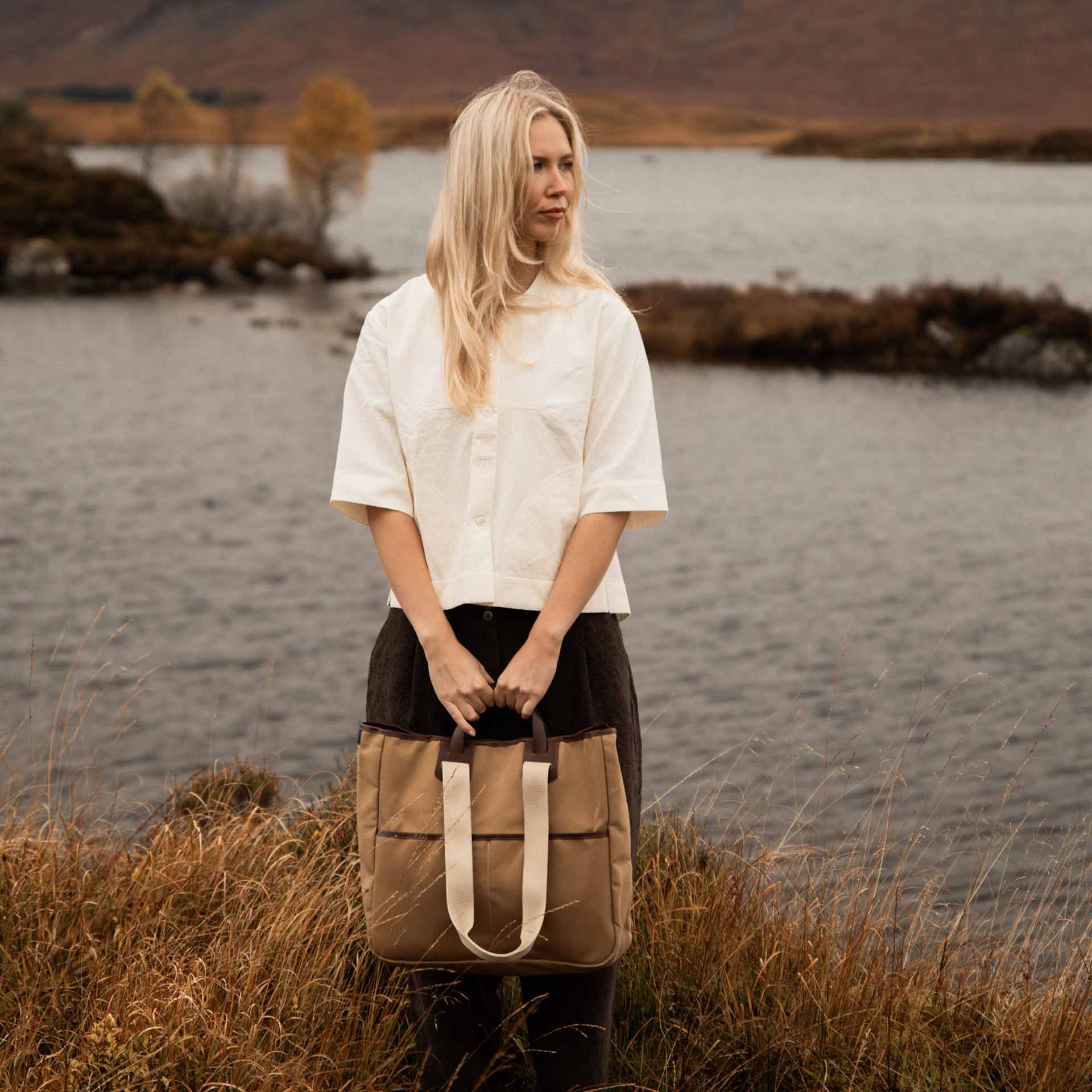 Une femme devant un lac porte le cabas pour femme Meline