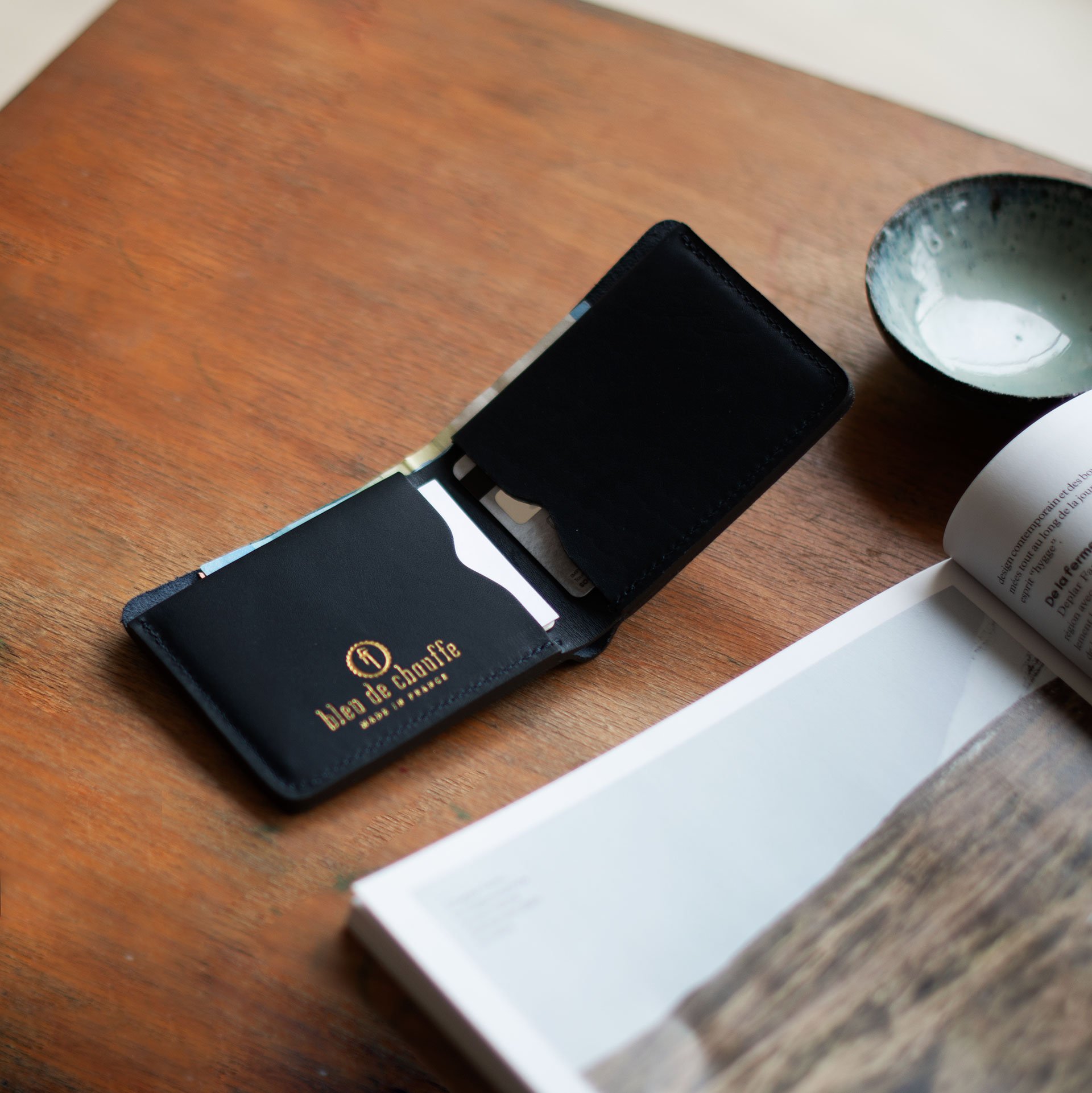 Portefeuille en cuir ouvert sur une table en bois