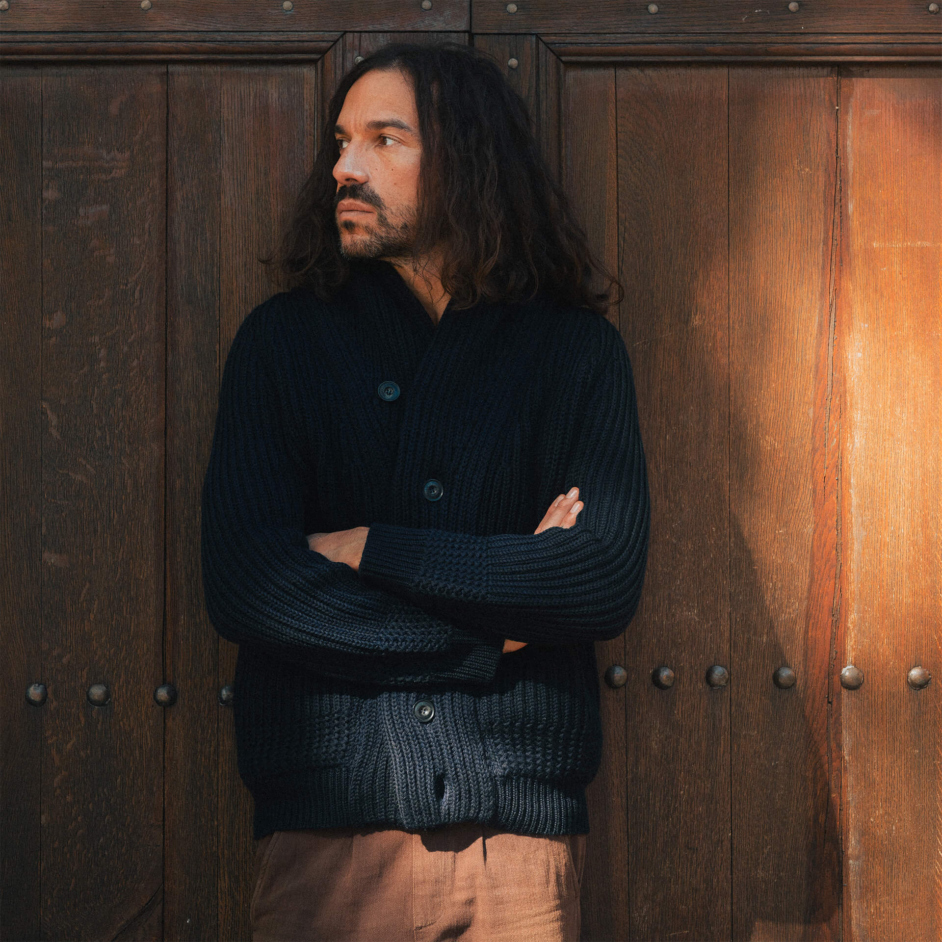 El cárdigan para hombre Bleu de Chauffe, puesto.