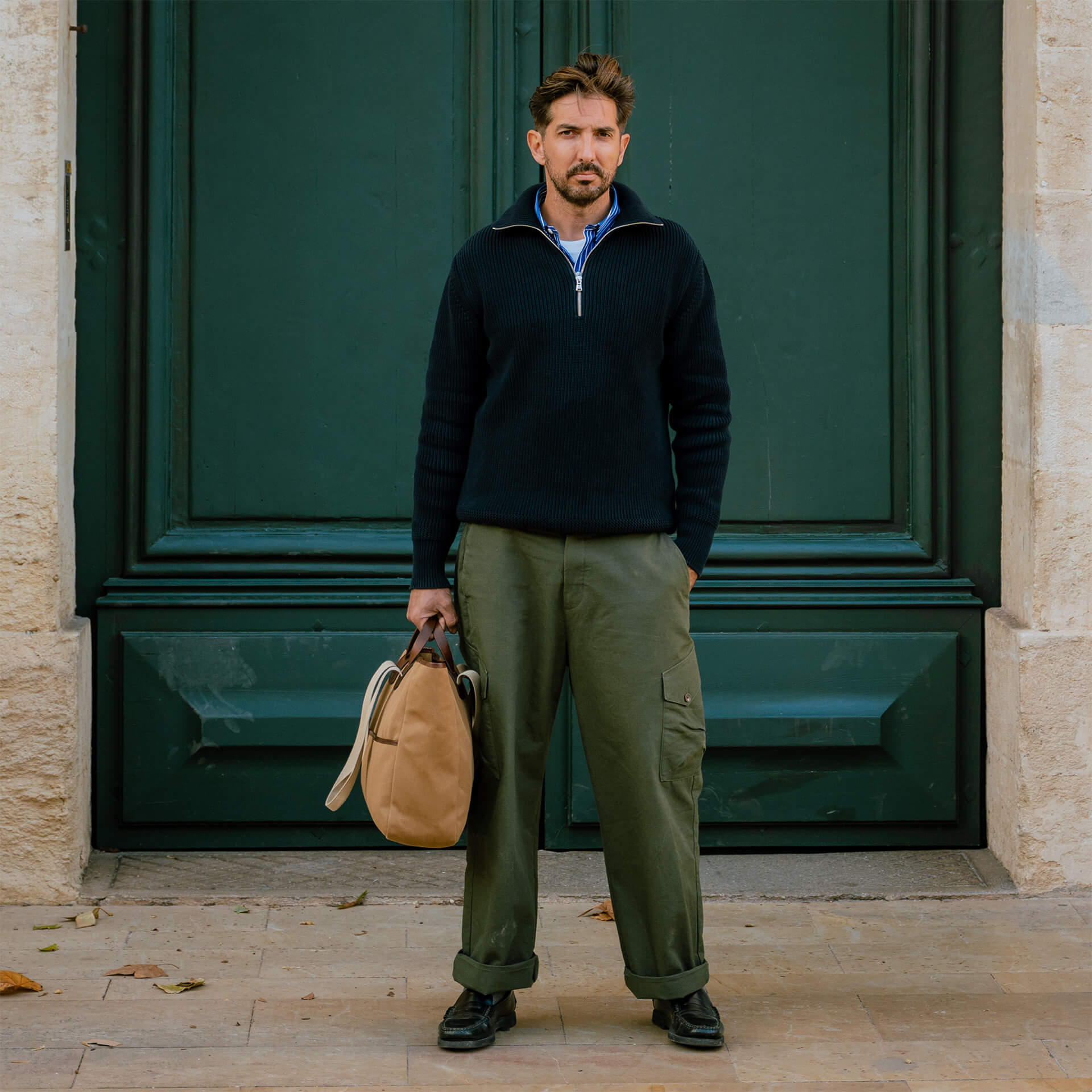 Conjunto masculino con elegante jersey de cuello alto