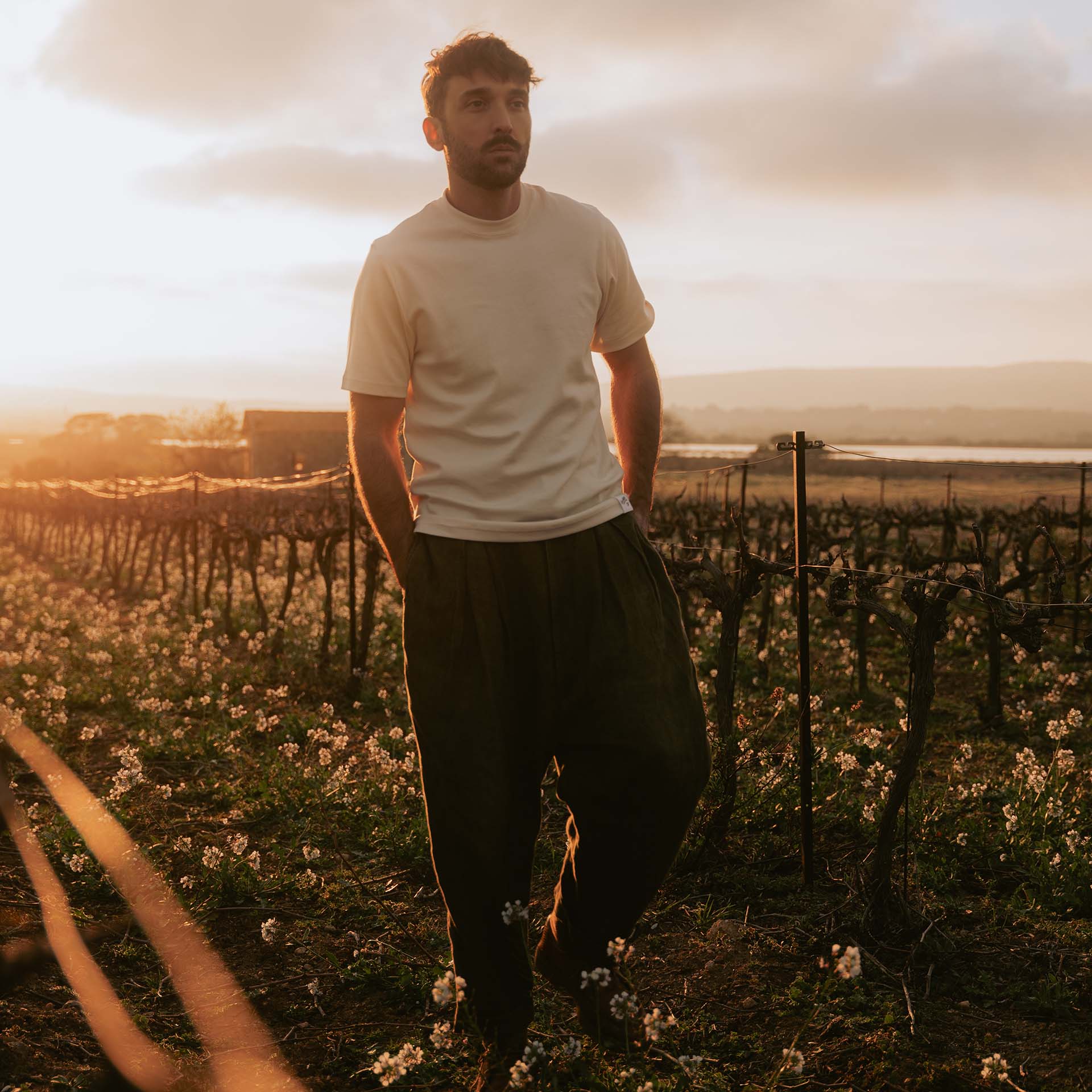Un homme potre un t-shirt Ecru durant le coucher de soleil