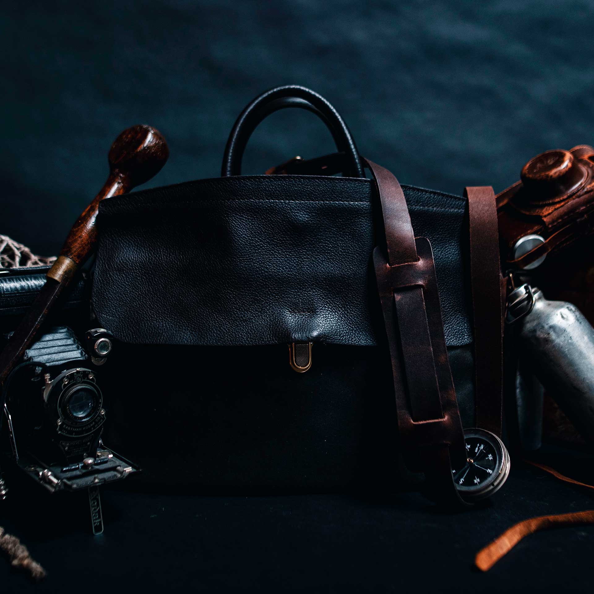 Sac ordinateur marron dans un decor sombre et vintage