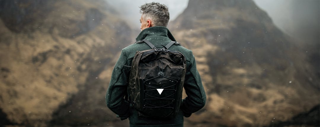 Sacs en toile sur une barque