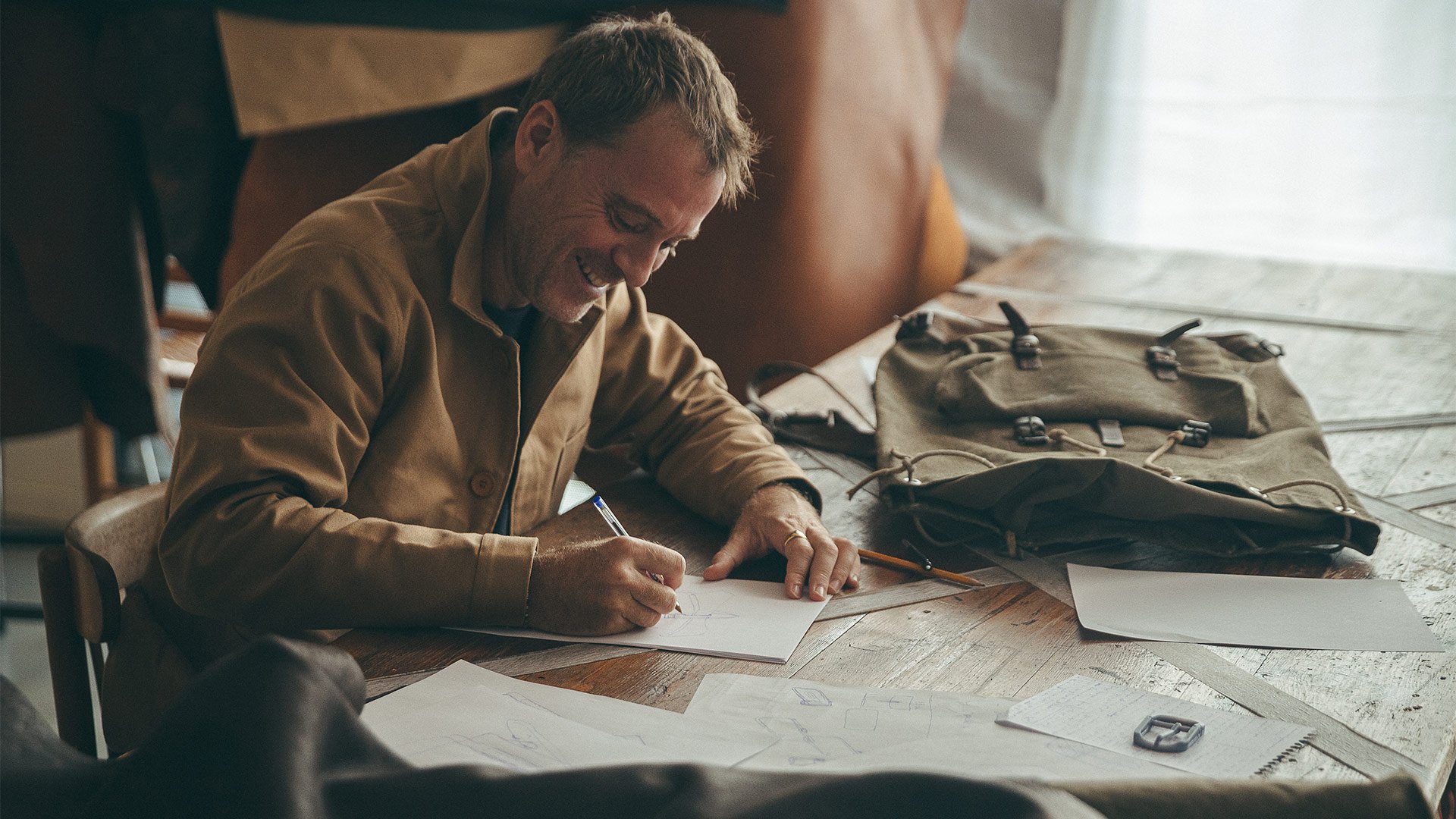 Alexandre Rousseau, créateur de la marque Bleu de Chauffe en train de dessiner des nouveaux sacs