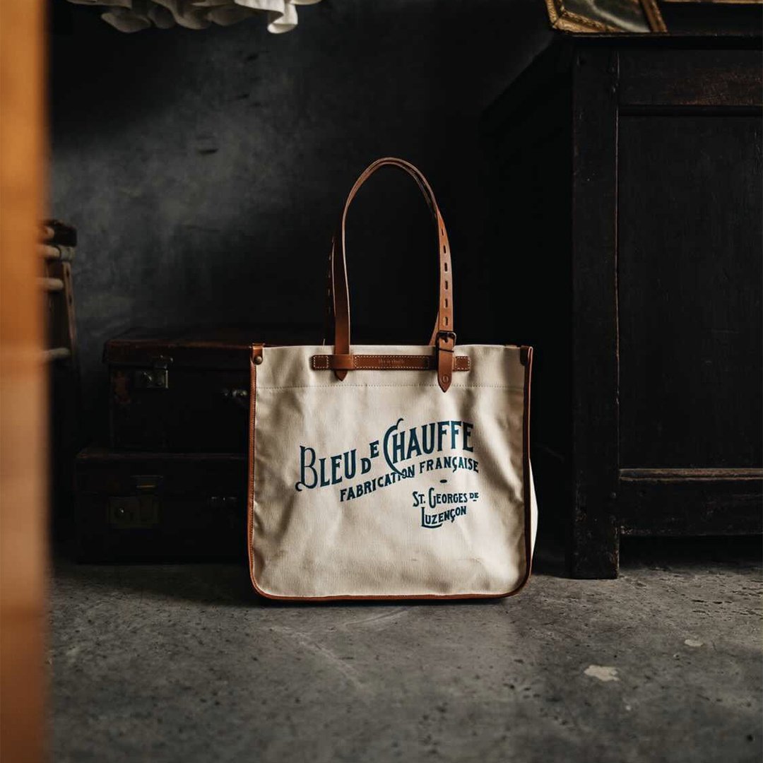 Cabas aus Canvas und Leder auf grauem Boden