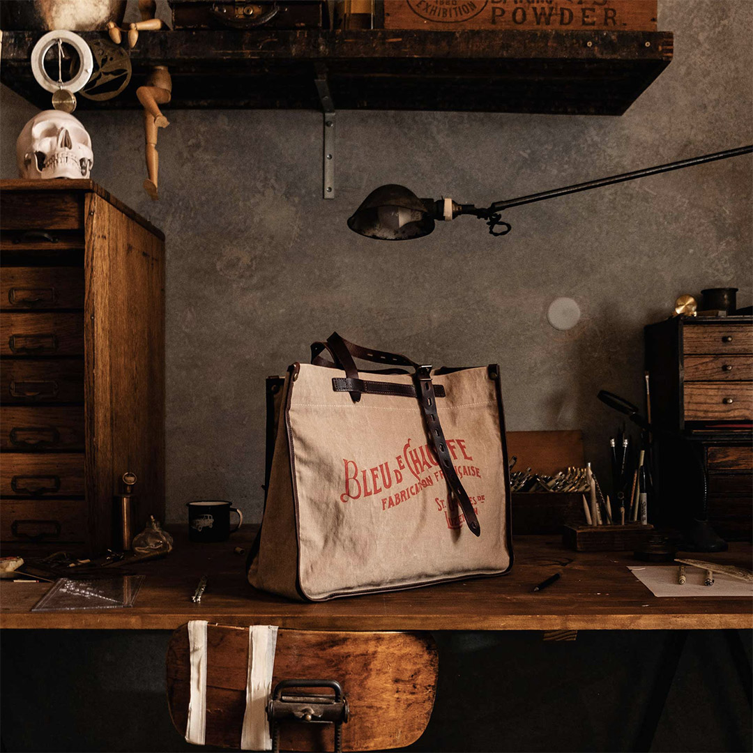 The Bazar shopping bag on a wooden desk