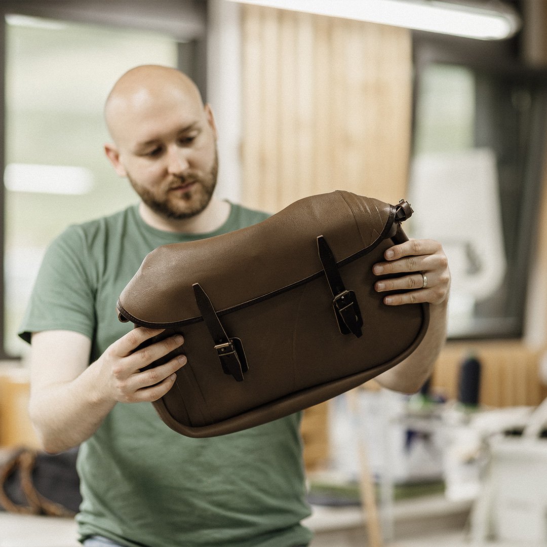 A craftsman finishes the upycling musette