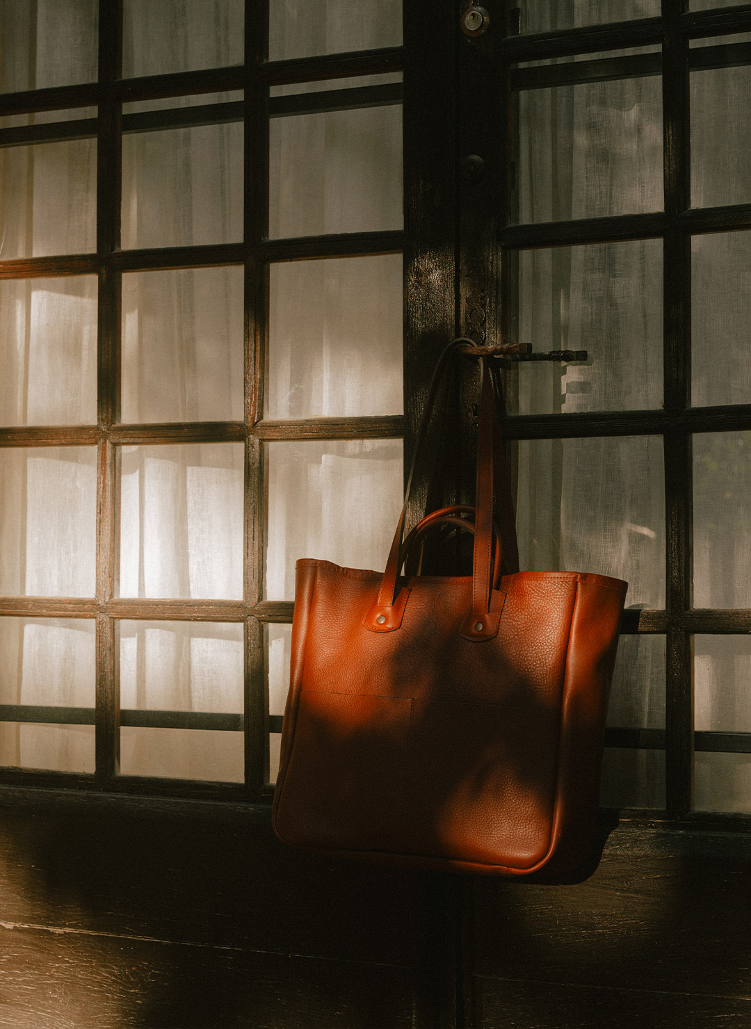 식물성 태닝 가죽 브라운 캐리어백 분위기 사진.