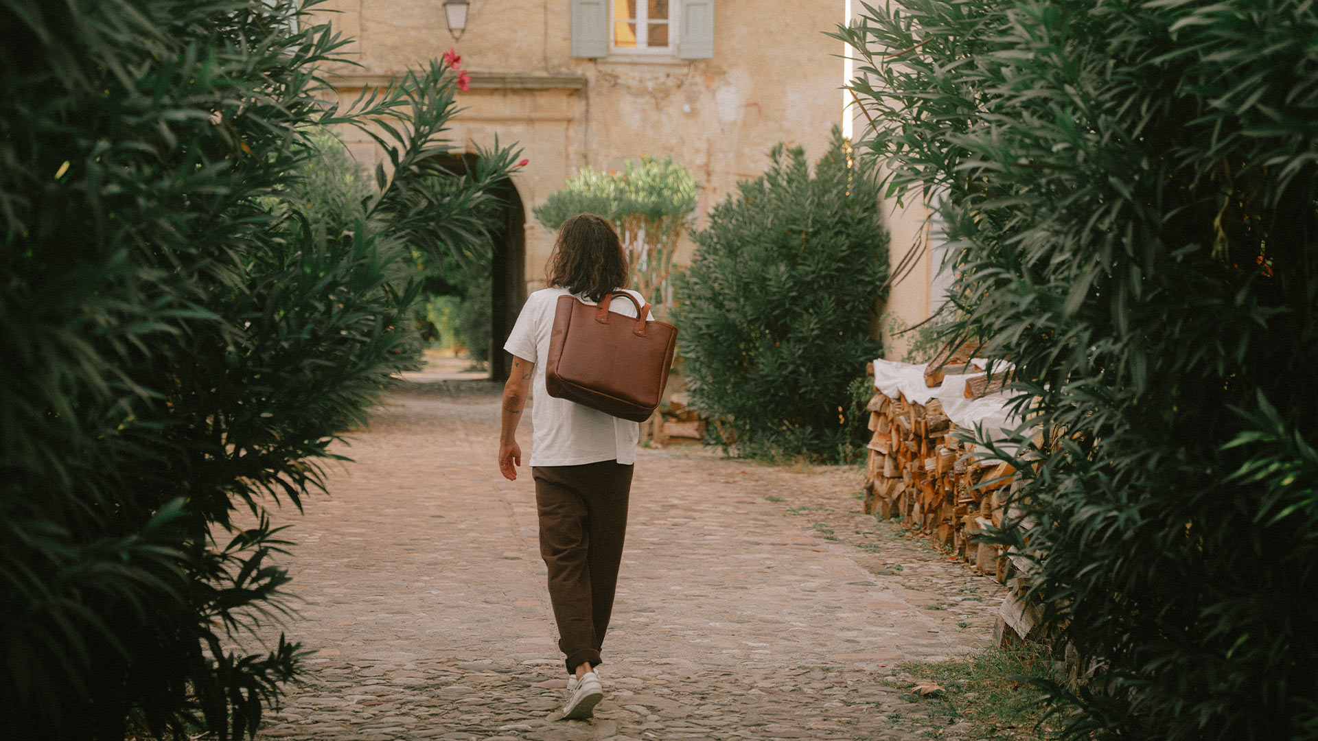 블뢰 드 쇼프의 식물성 가죽 가방을 만나보세요.