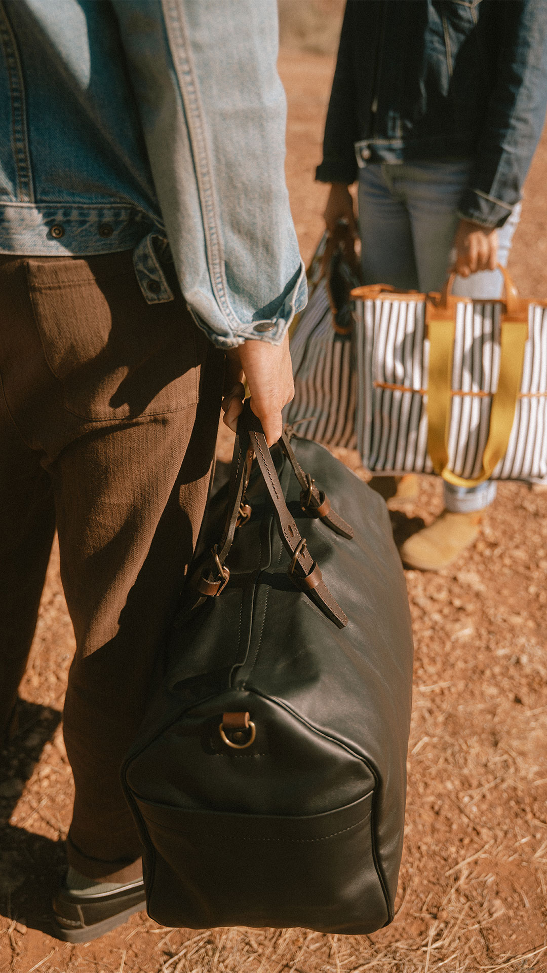 블뢰 드 쇼프(Bleu de Chauffe) 가죽 및 캔버스 가방 여러 개를 착용 중