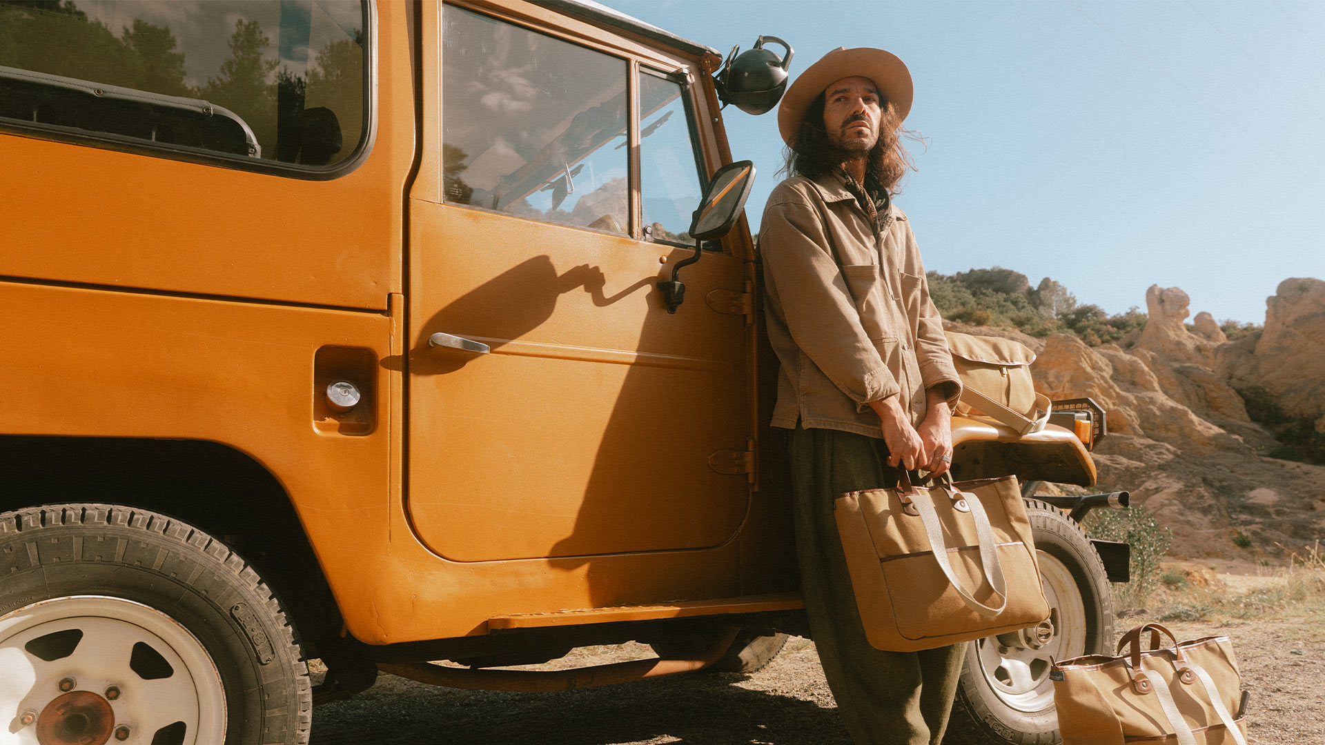천과 식물성 무두질 가죽의 차이점을 알아보고 이상적인 가방을 선택하세요. 천연 소재, 프랑스 장인 정신, 그리고 Bleu de Chauffe의 지속 가능성.