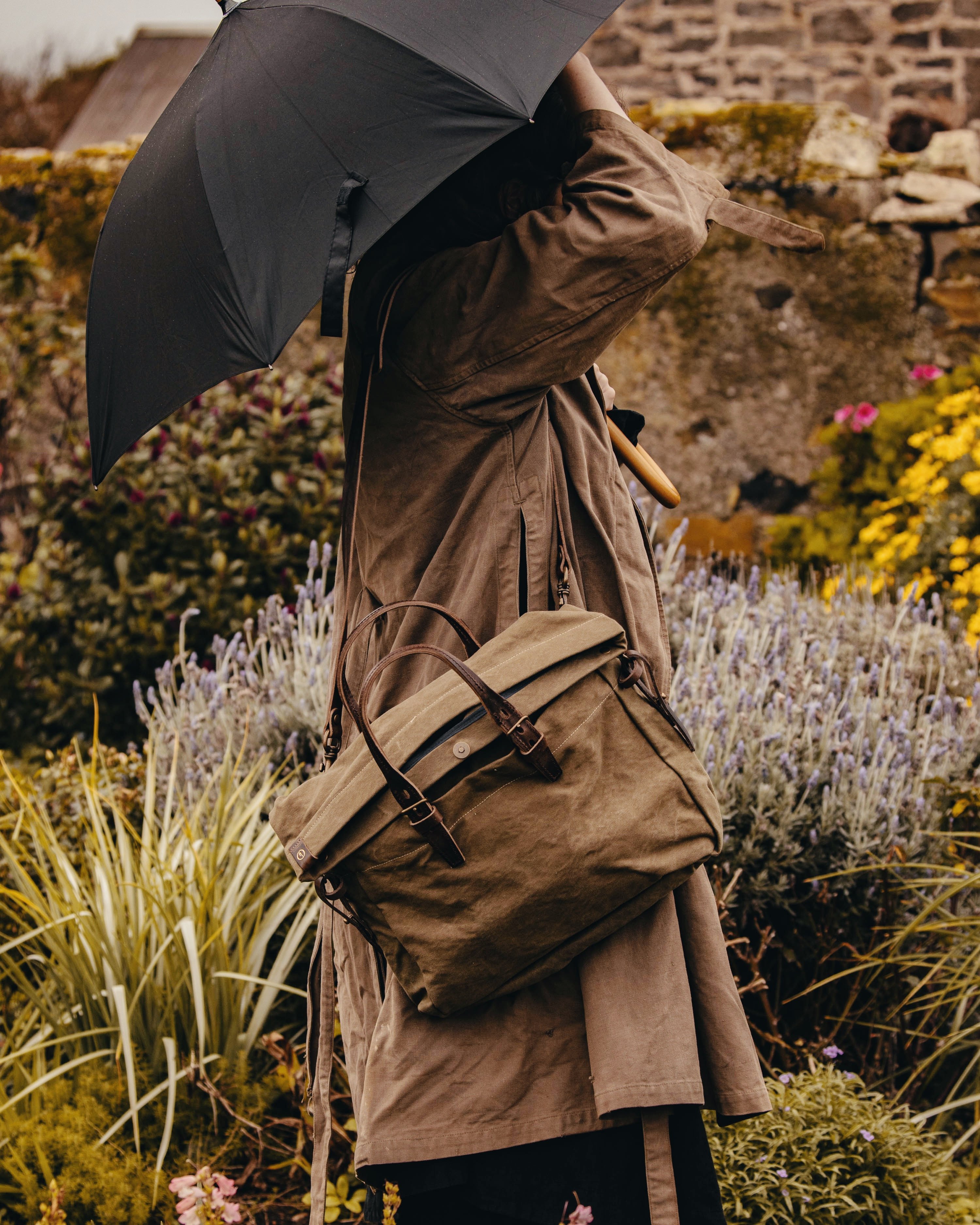 Eine Frau trägt die Business-Tasche Remix