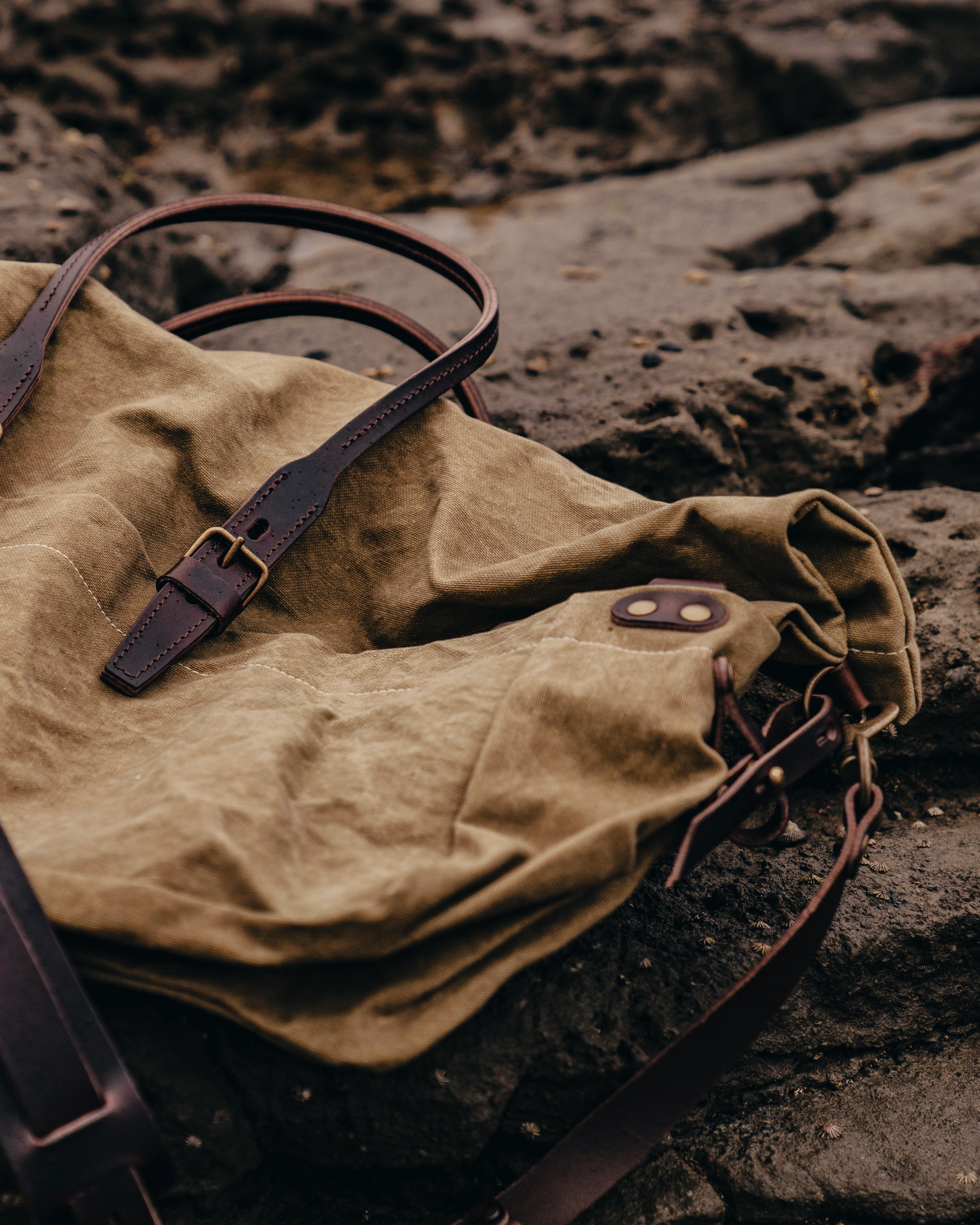 Tasche aus Canvas und pflanzlich gegerbtem Leder.