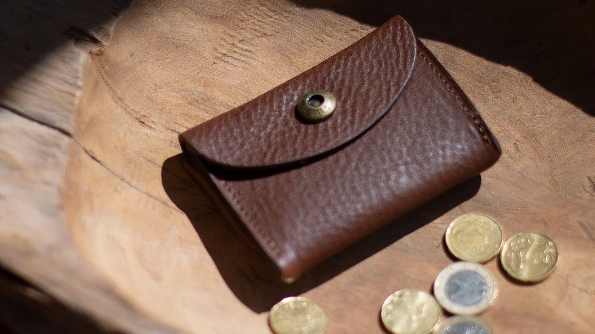 Porte-monnaie en cuir sur une table en bois