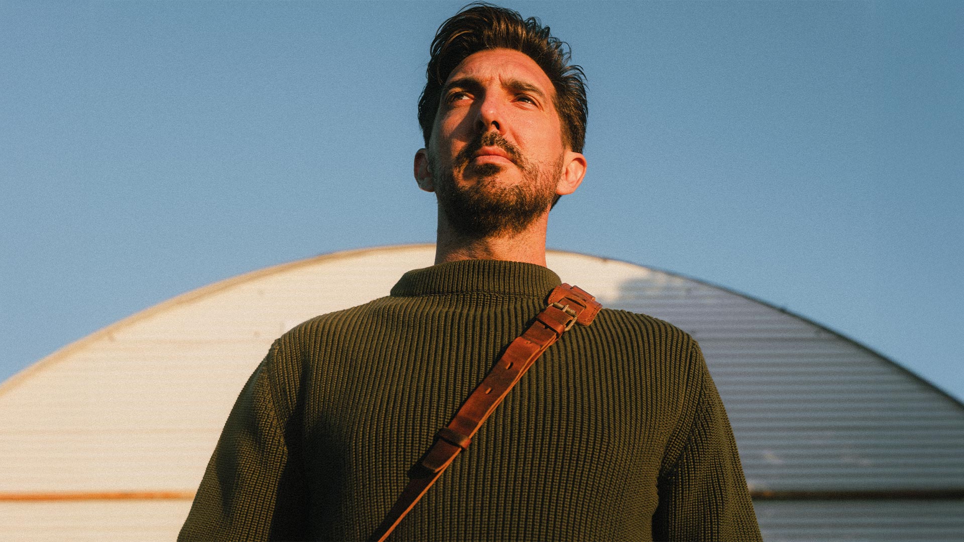 Un homme porte le pull marin de Bleu de Chauffe