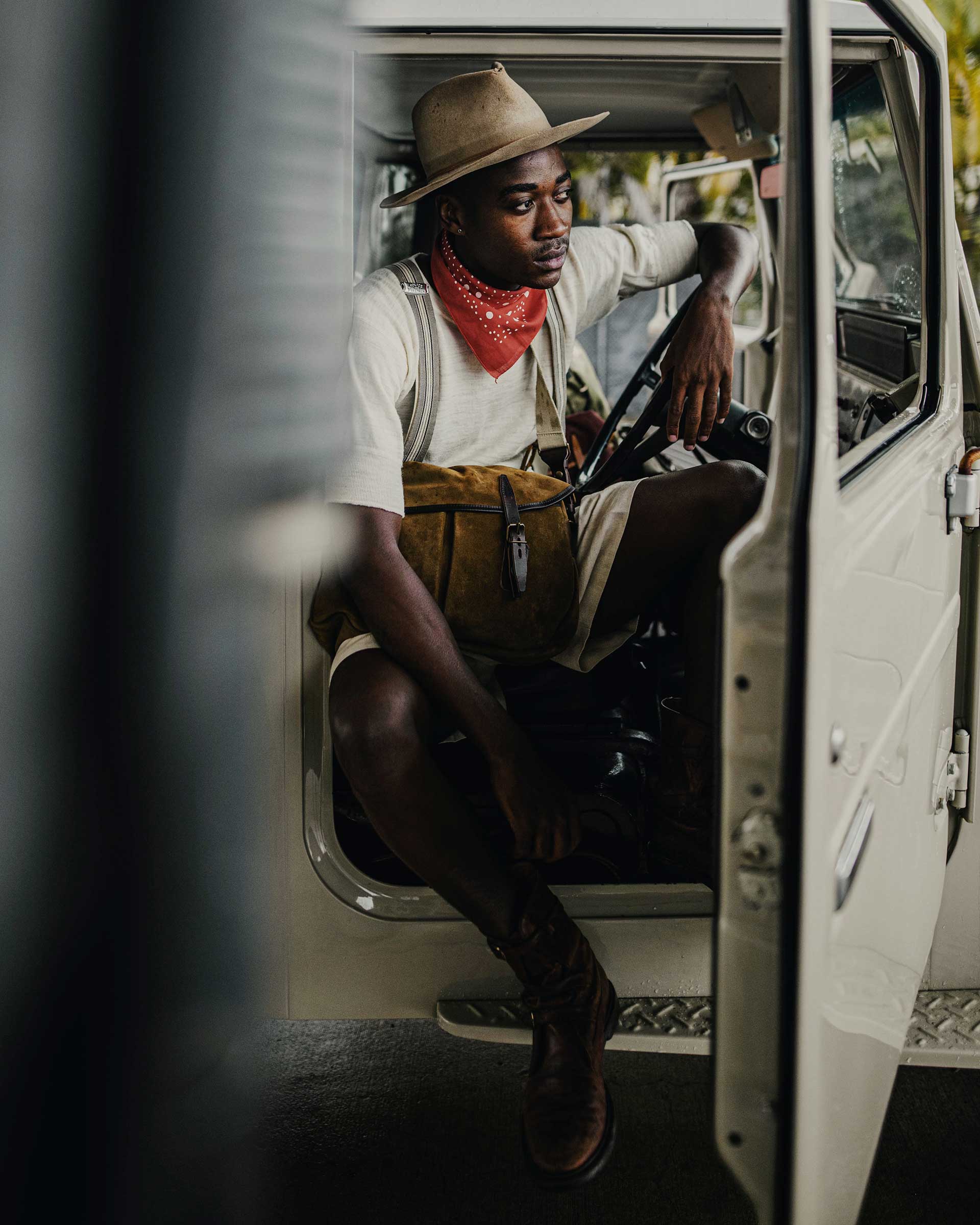 ein Mann, der in einem Jeep sitzt, trägt eine Basis aus Veloursleder
