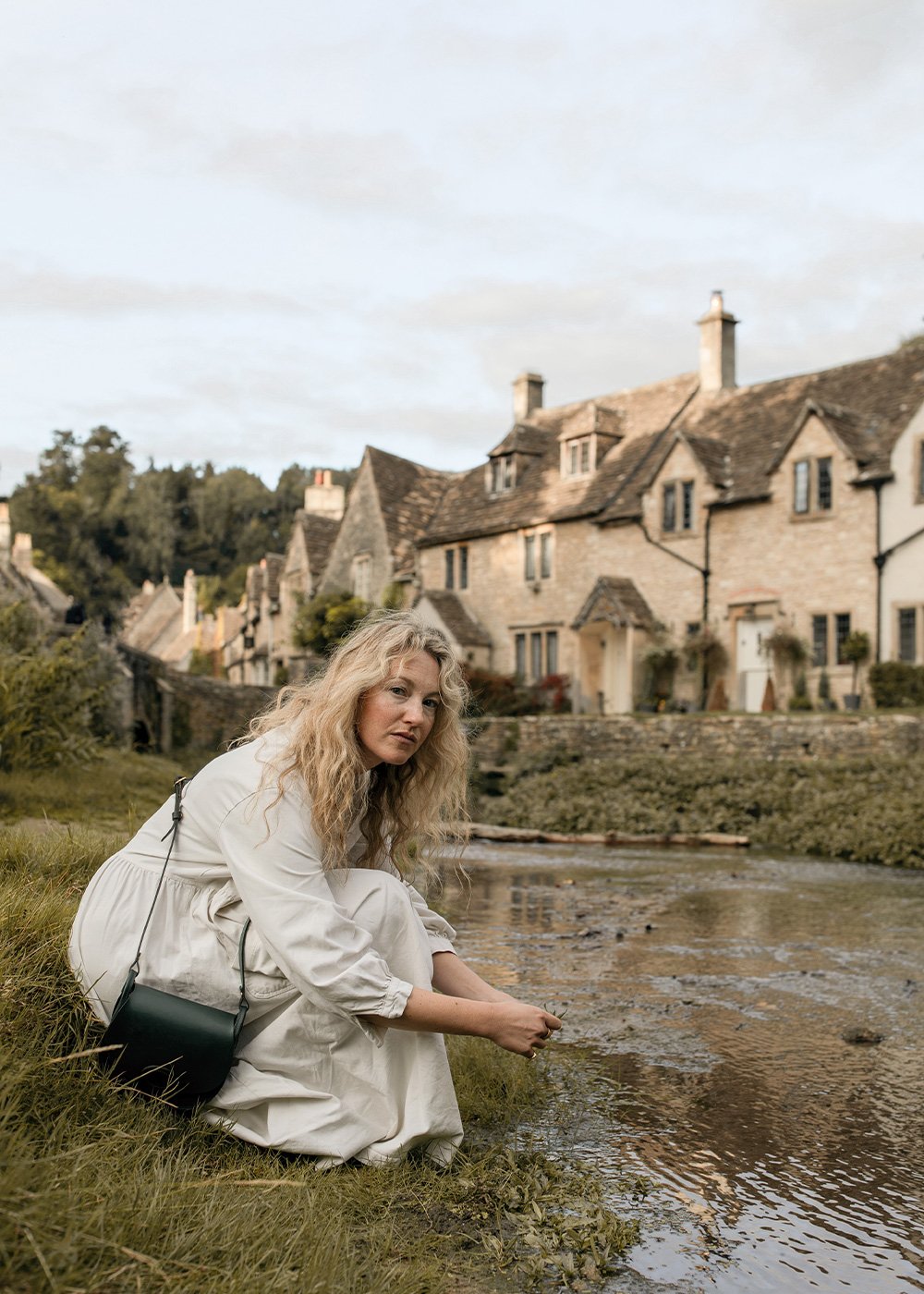 Une femme porte son petit sac en cuir en bandouilère