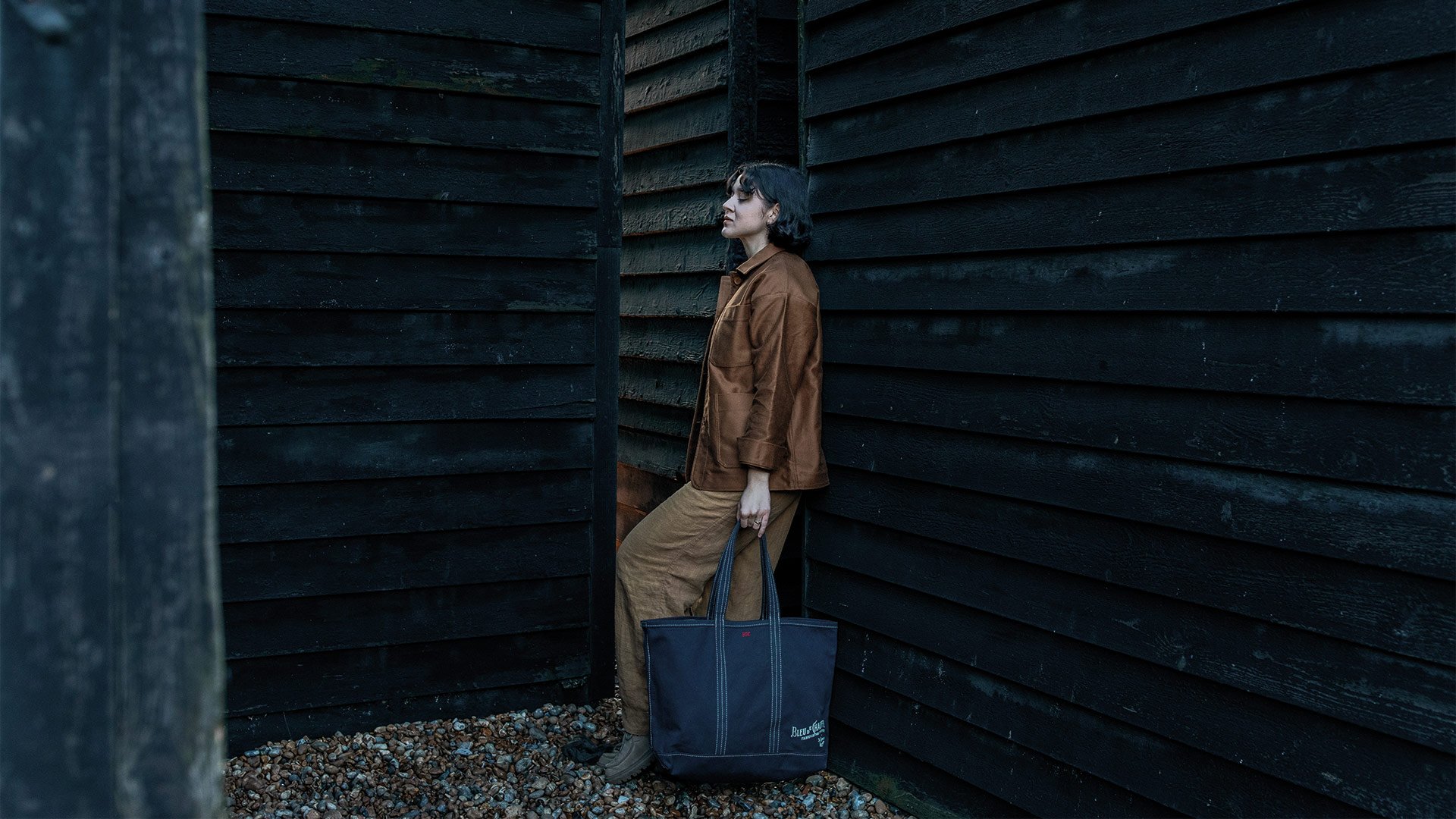 Photo d'un sac végan porté par une femme 