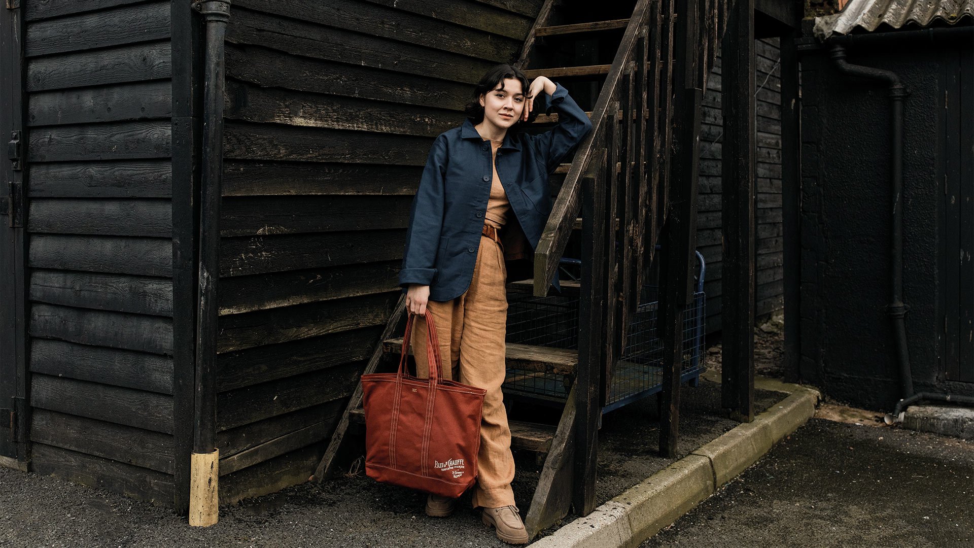 Une femme porte le sac cabas Labor day 