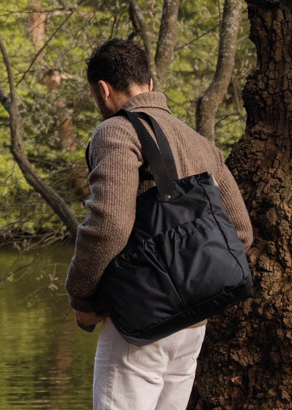un homme porte un tote bag à l'apaule