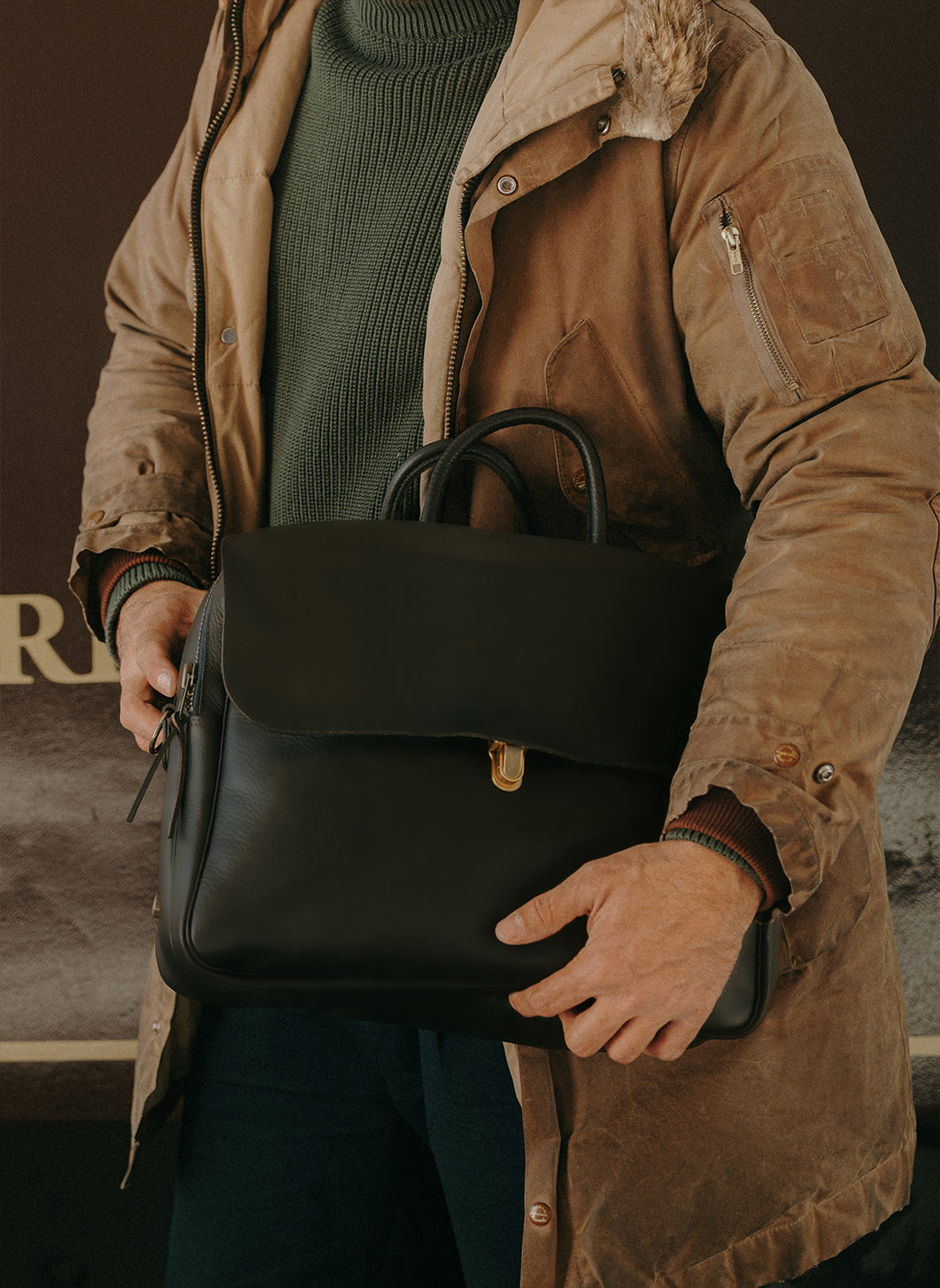 Un homme porte un sac business pour homme