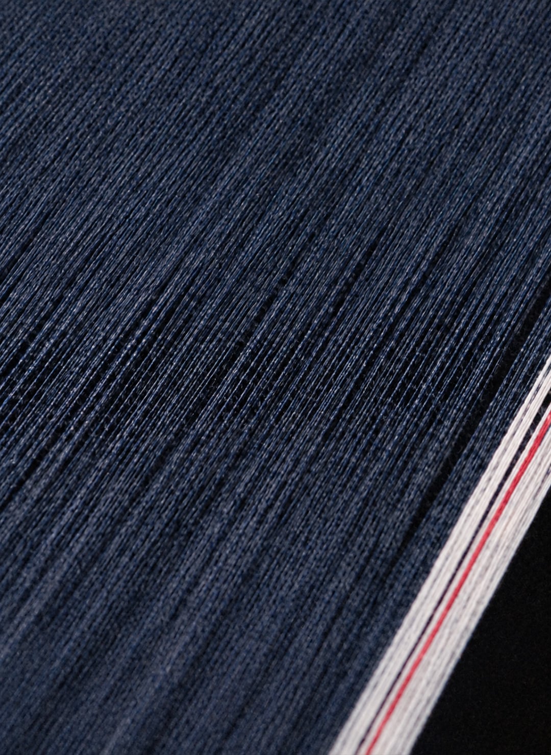 Gros plan sur le tissage du denim japonais pour Bleu de Chauffe