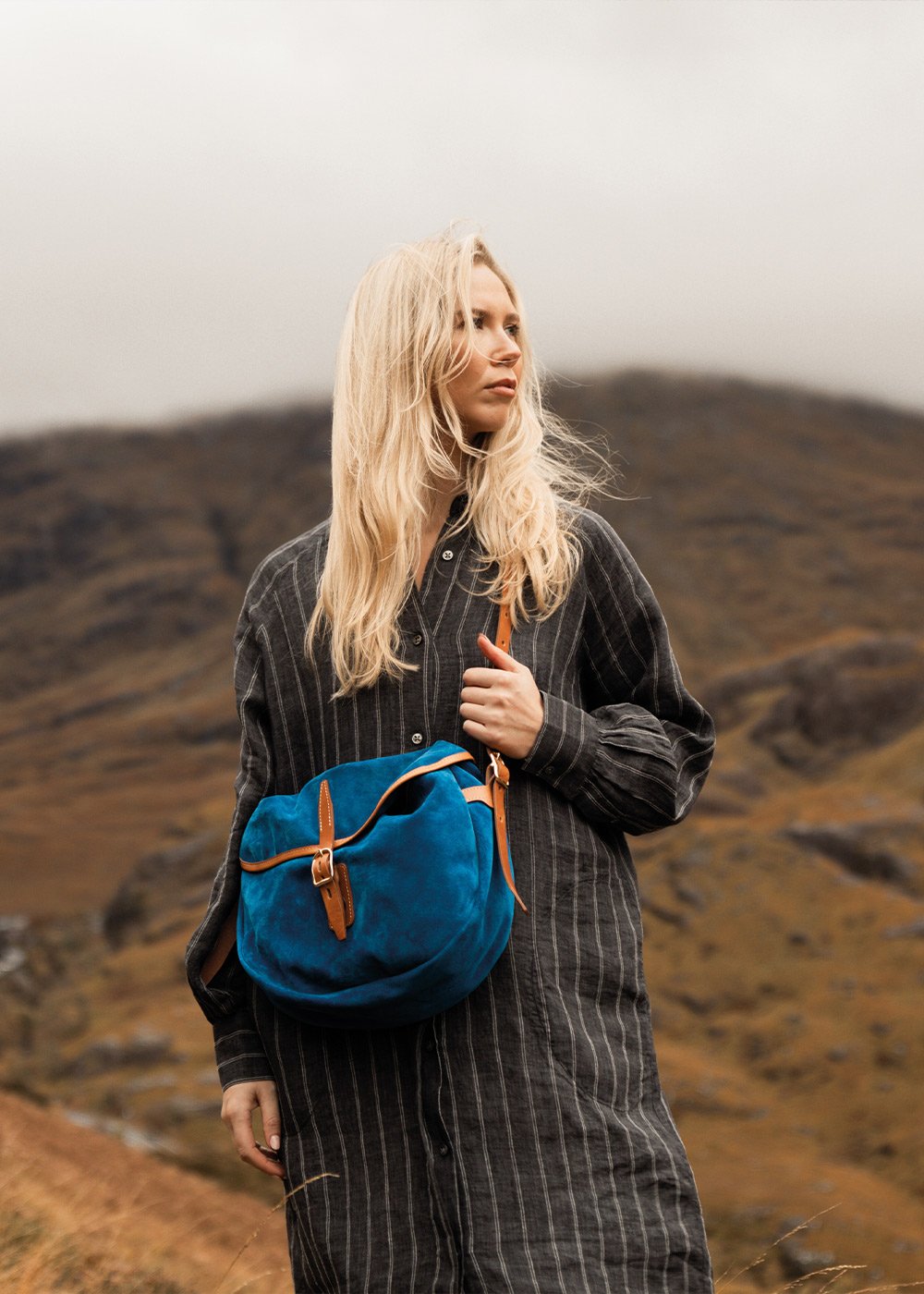 une femme porte un sac en bandouliere