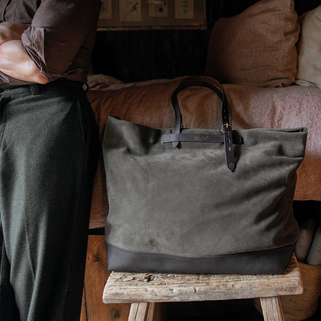 Cabas homme en cuir Zinnia posé sur un tabouret