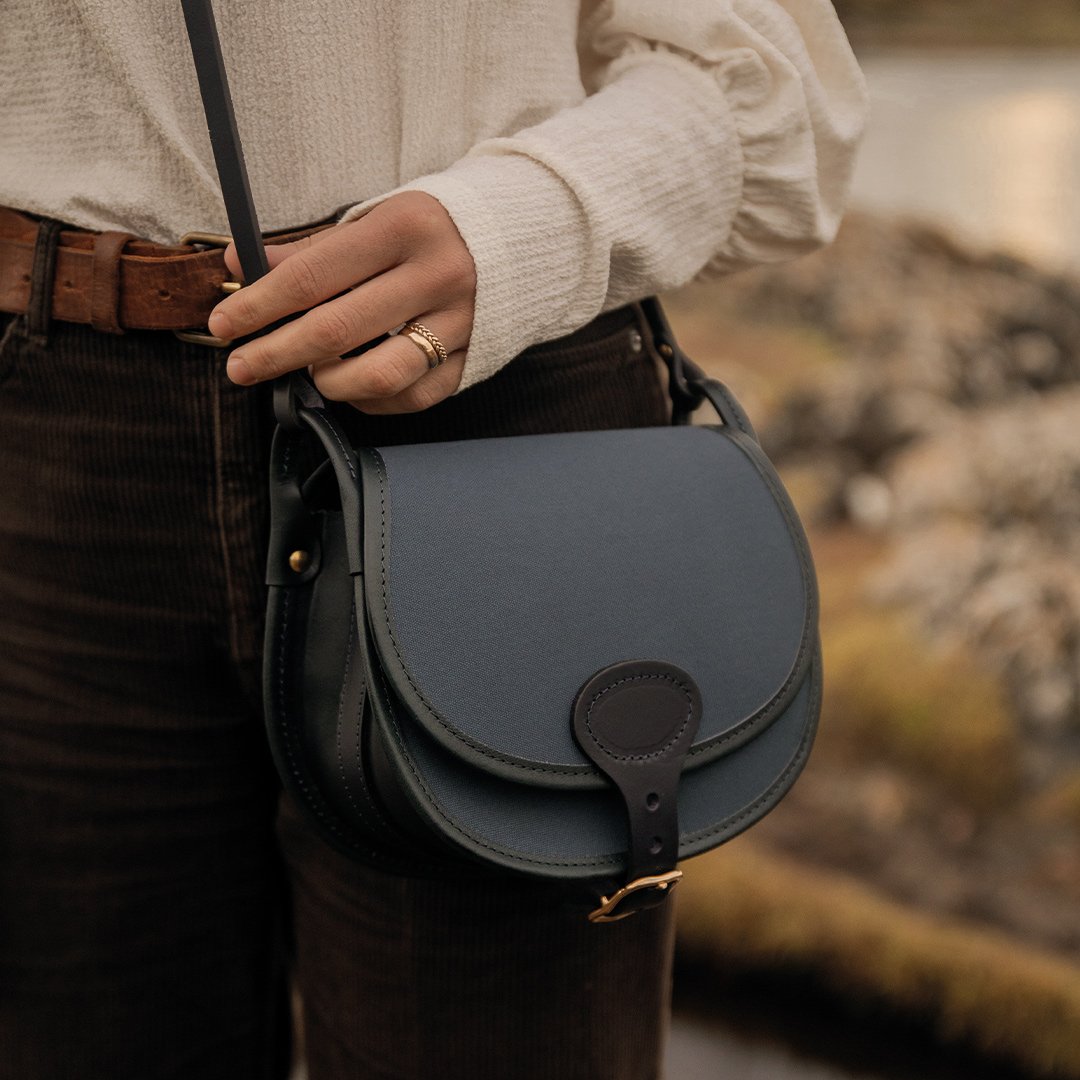 A woman wearing a blue gibeciere