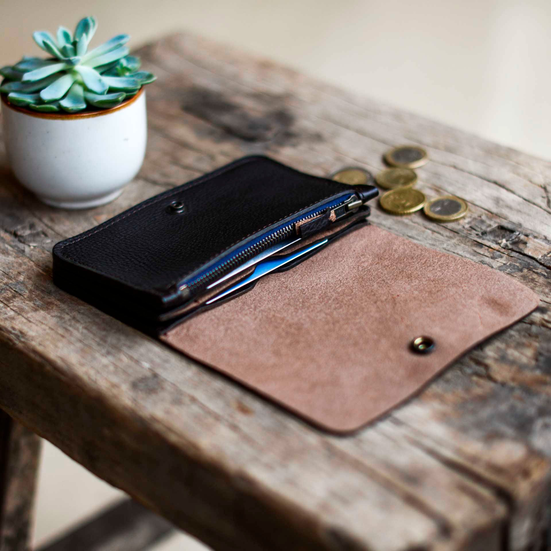 “Grisbi” men's leather wallet on a wooden stool