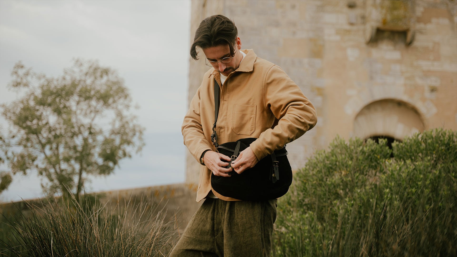 Discover how to wear a men's shoulder bag properly