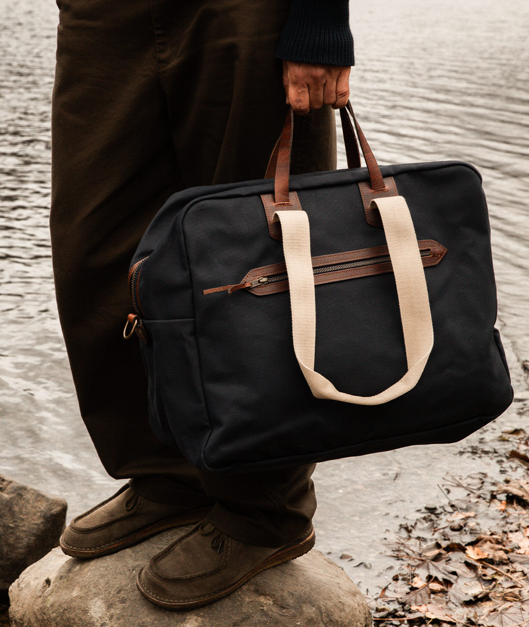 Sac 48h bleu marine avec anses claires et poche frontale zipp&eacute;e