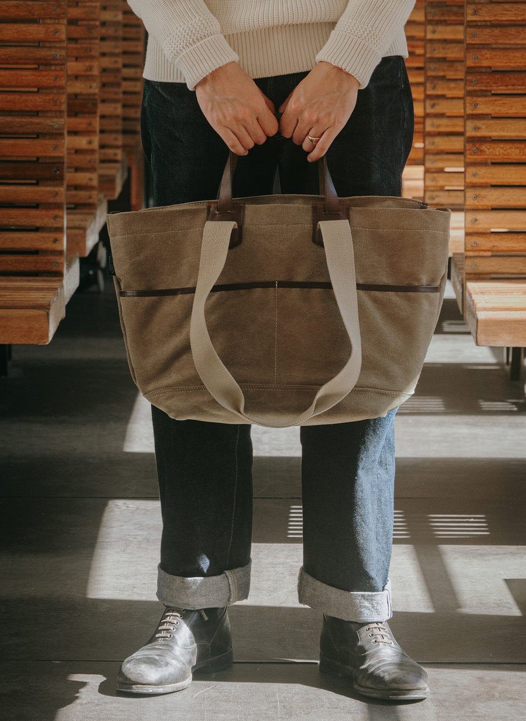 Homme tenant un tote bag en toile kaki