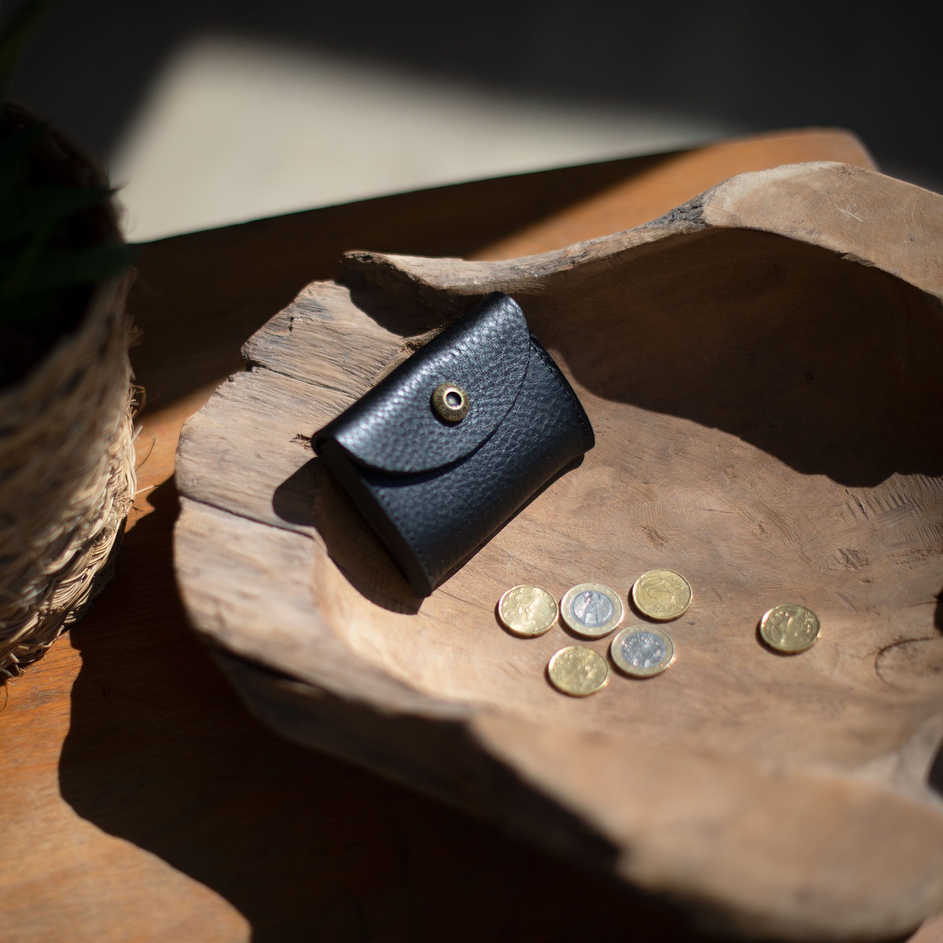 Setting the scene for the “Talbin” black leather wallet