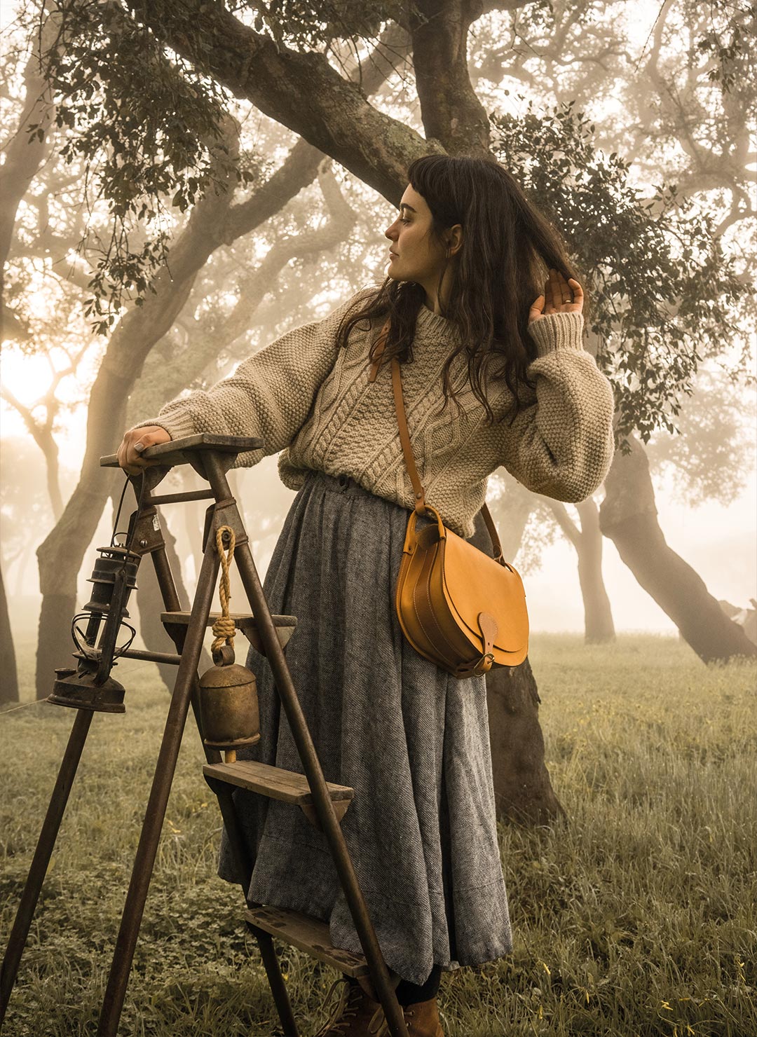 Une femme porte un sac a main en cuir