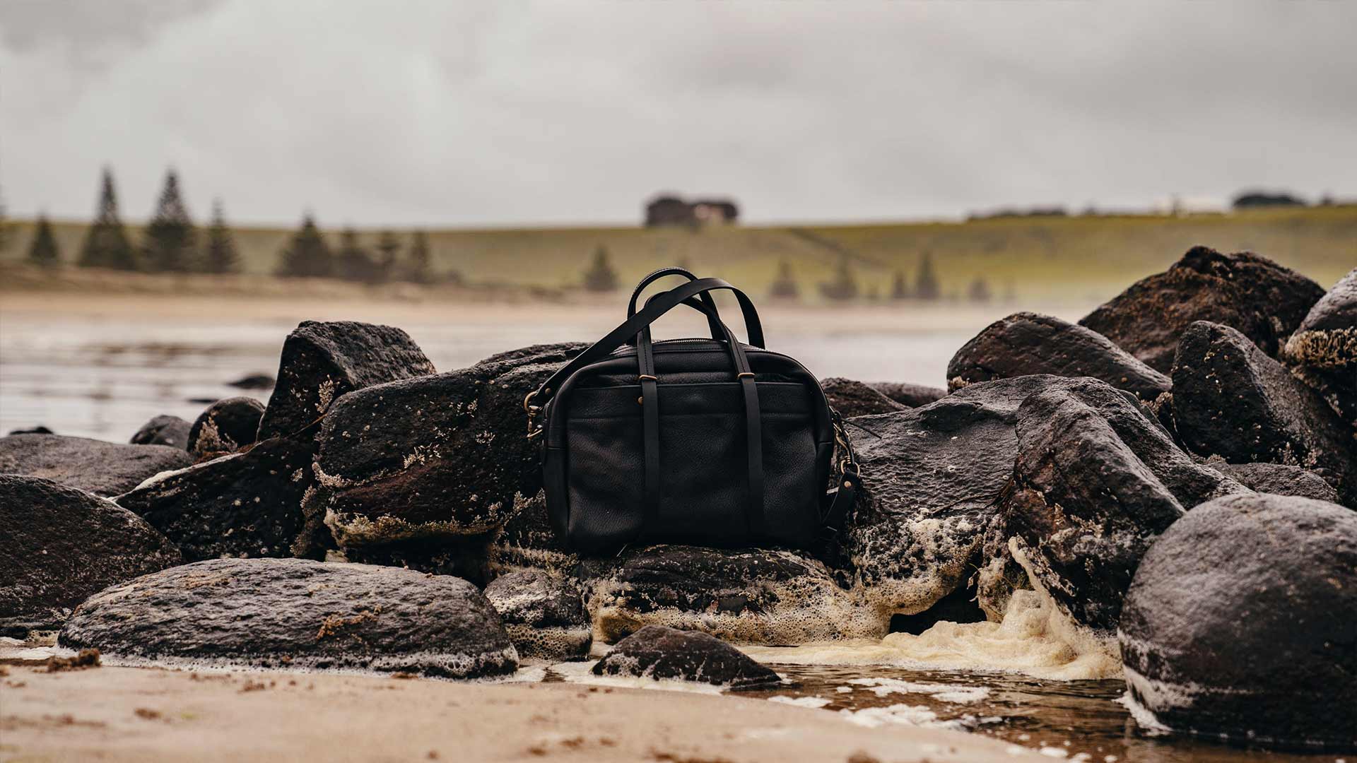 D&eacute;couvrez comment impermeabiliser son sac en cuir : guide pratique avant la saison des pluies.